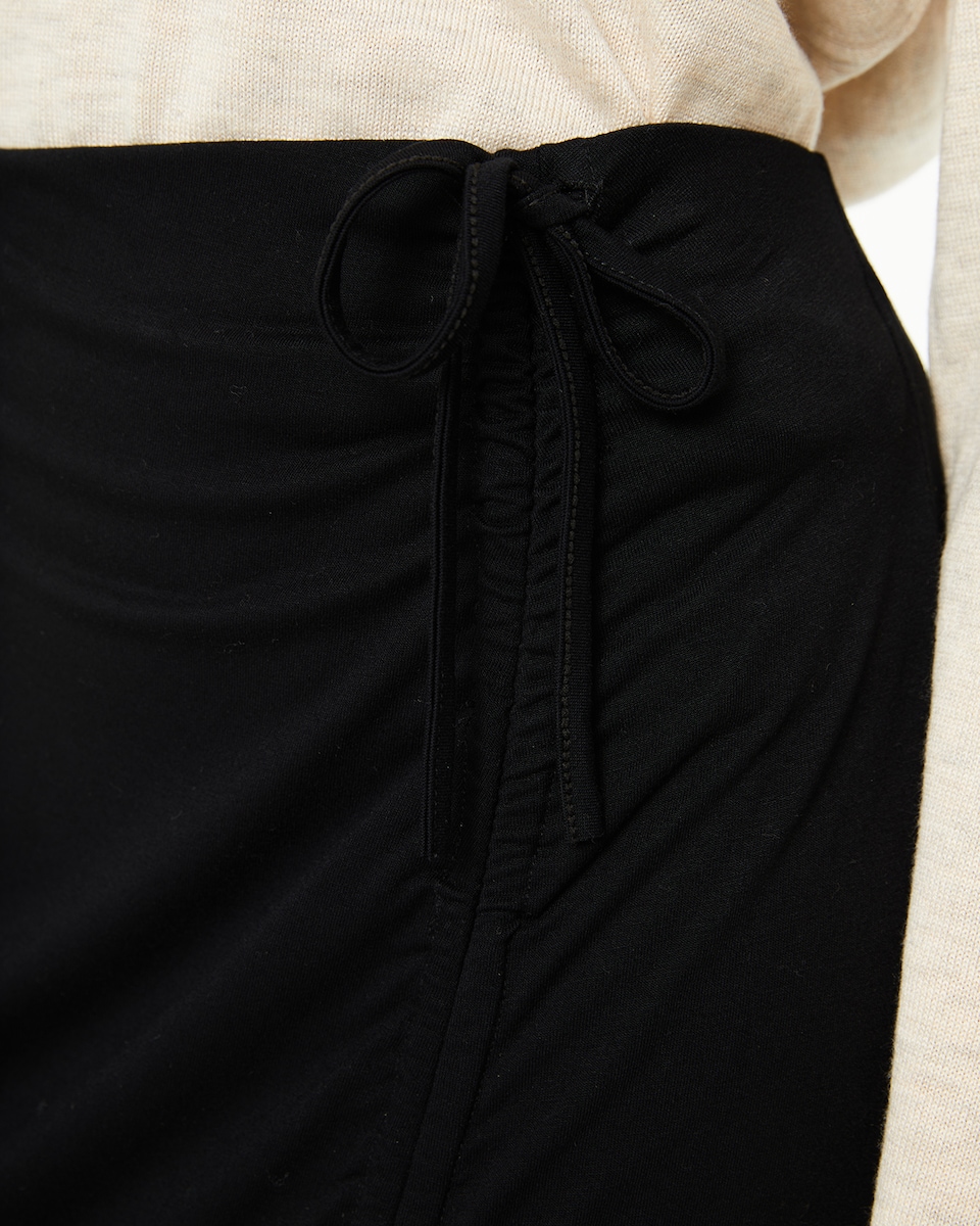 Saia Midi com Abertura e Franzido Lateral Preto-5