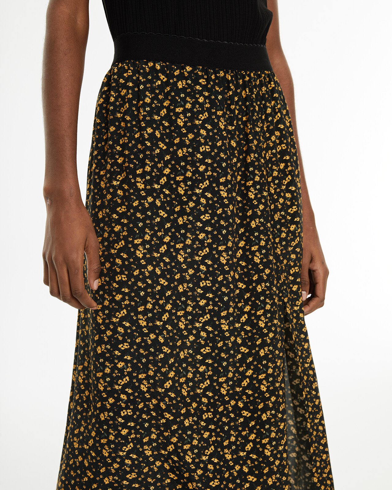 Saia Midi Evasé com Estampado Floral Preto / Laranja-4