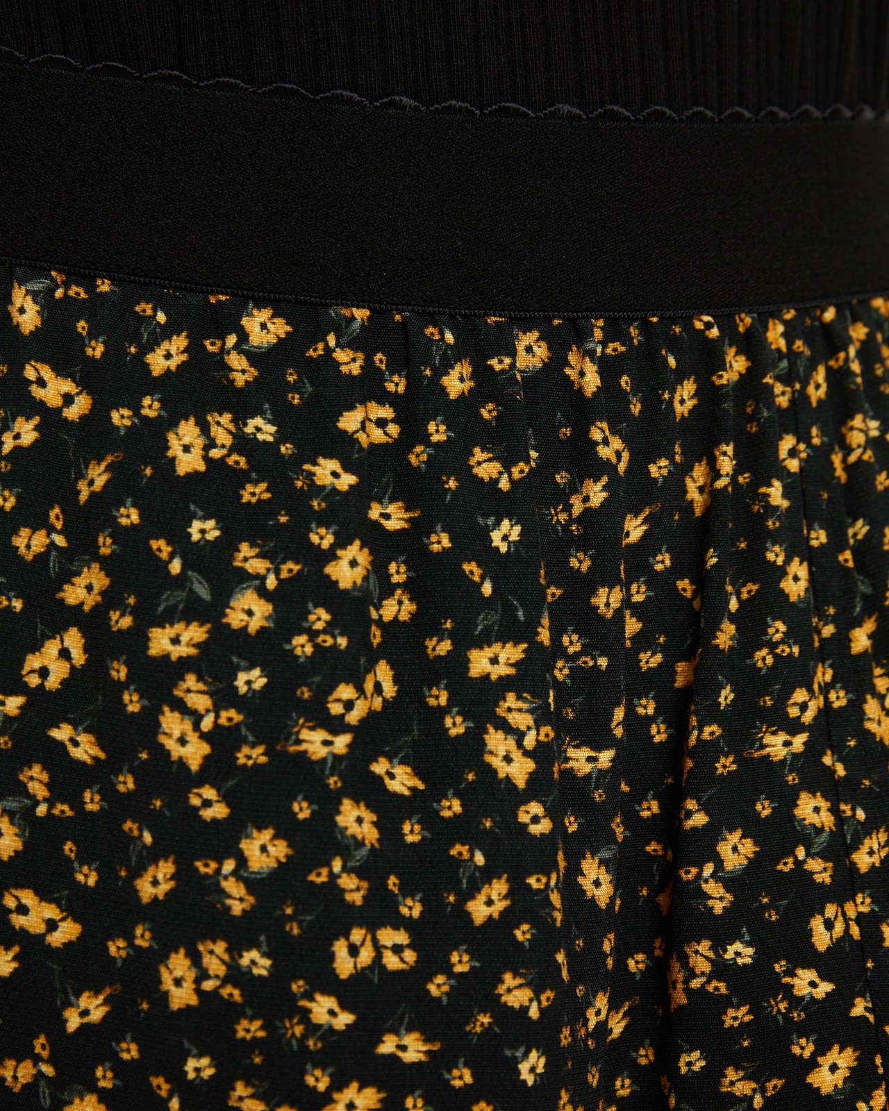 Saia Midi Evasé com Estampado Floral Preto / Laranja-5