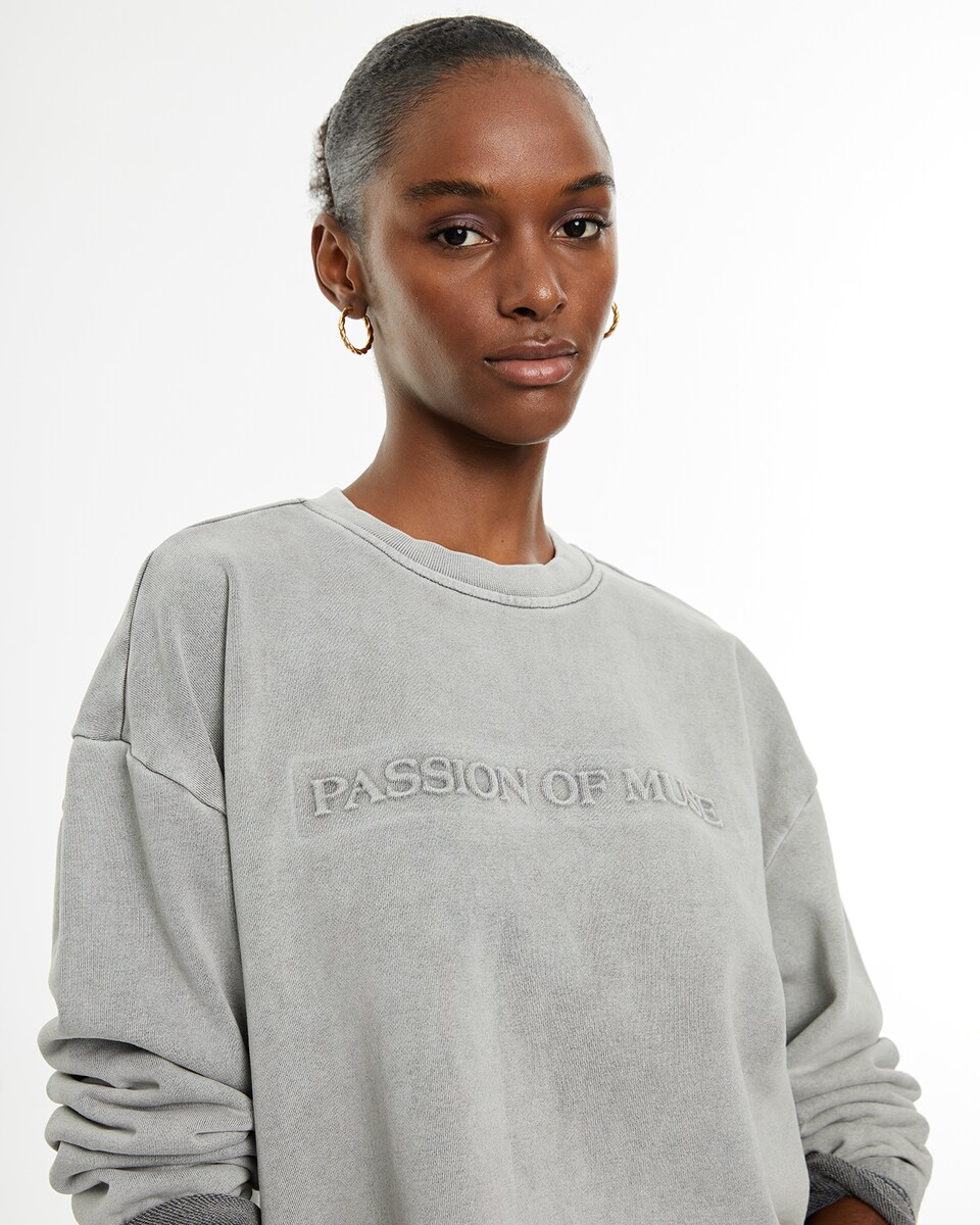 Sweatshirt Efeito Desgastado com Mensagem em Relevo Cinzento-claro-4
