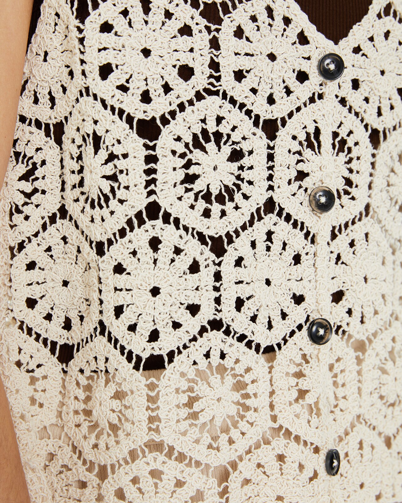 Top em Tecido Crochet com Fecho de Botões Frontal Branco-5