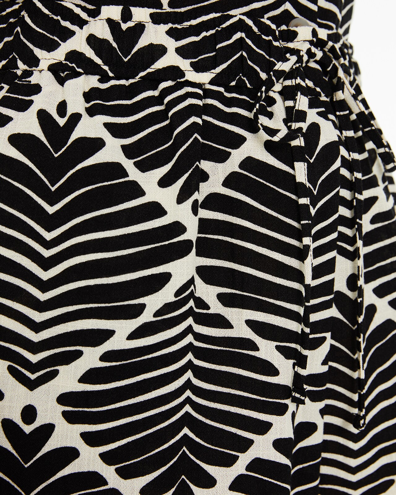 Short com Estampado Geométrico Bicolor Preto / Branco-5