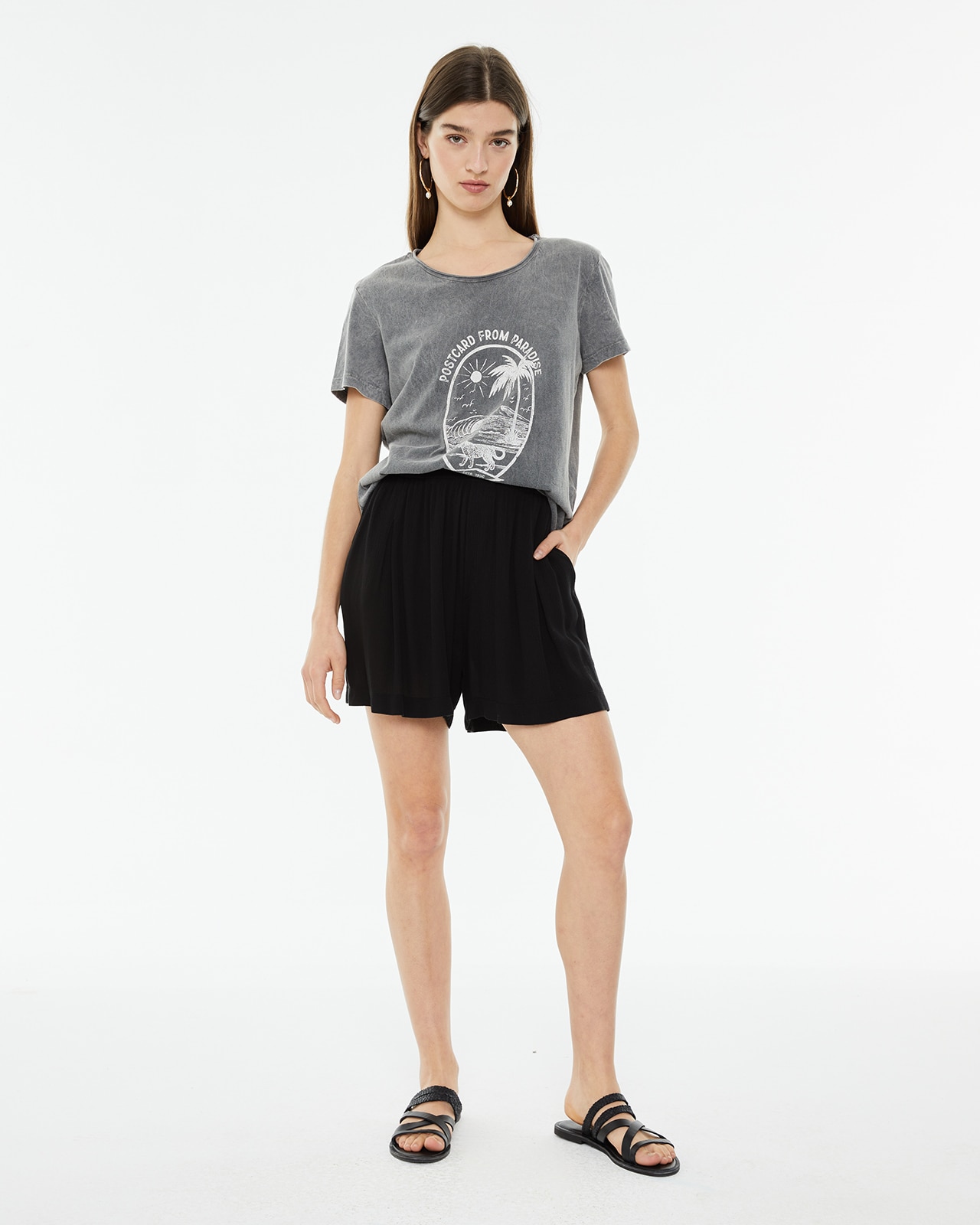 Short com Pinças Frontais e Bolsos Laterais Preto-1
