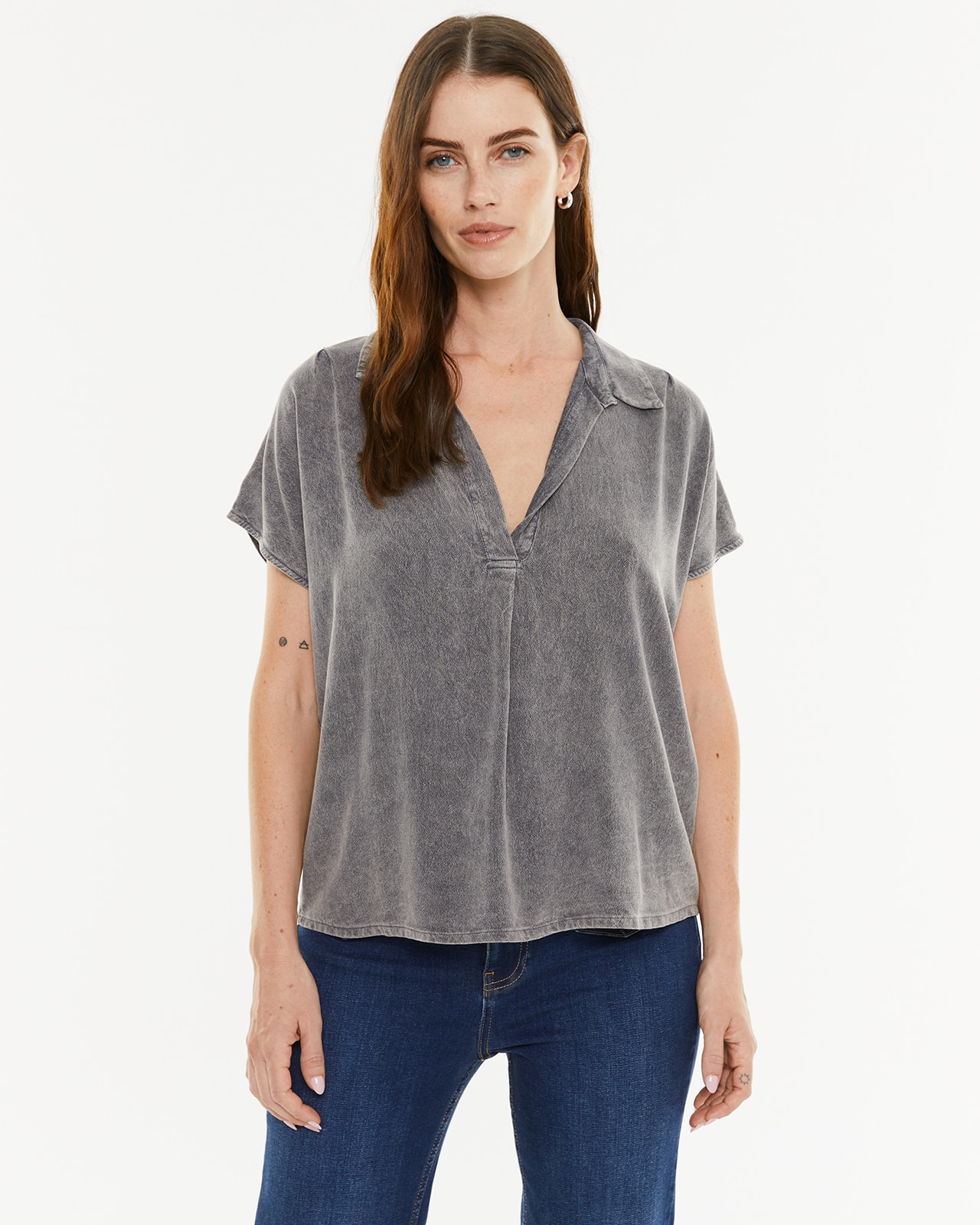 Camisa Fluida com Decote Polo e Peça Sustentável Cinzento-1