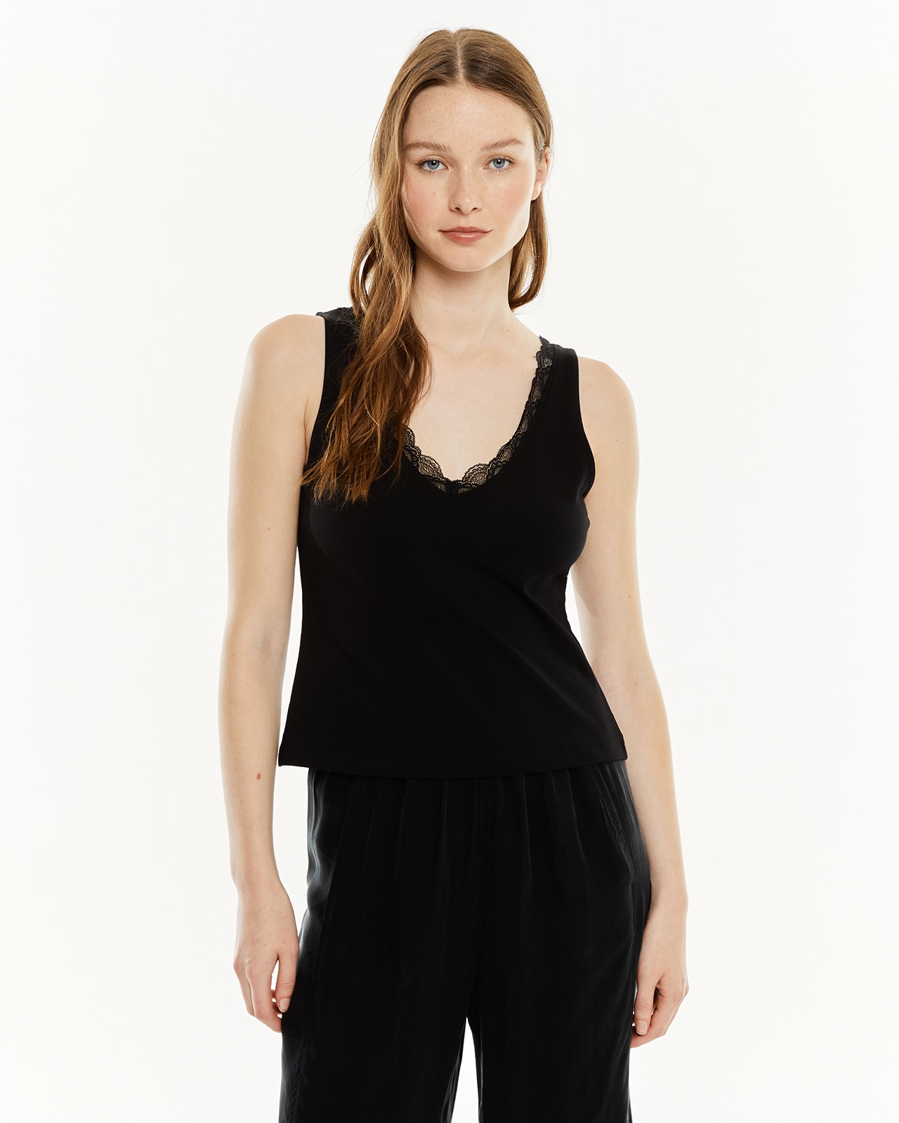 T-shirt Ajustada com Alças e Detalhe de Renda Preto-1