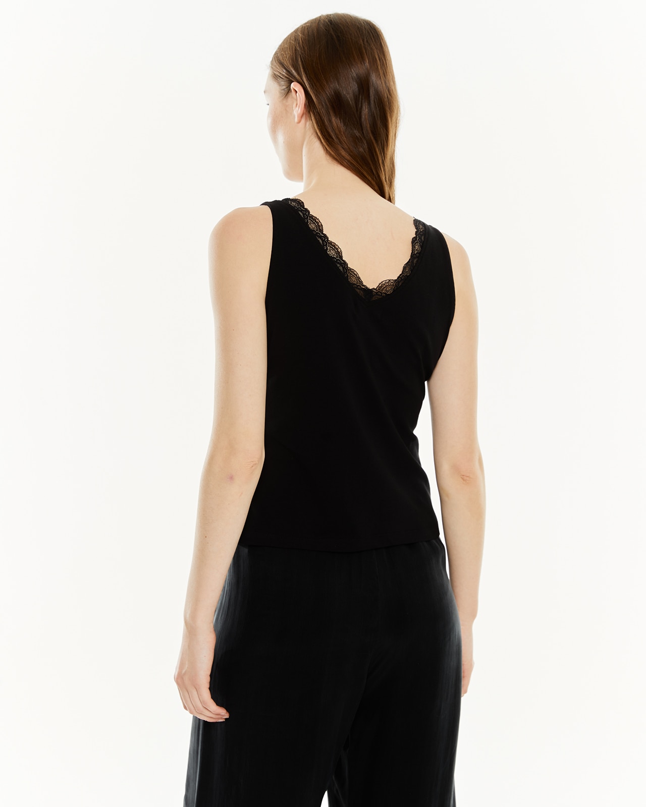 T-shirt Ajustada com Alças e Detalhe de Renda Preto-2