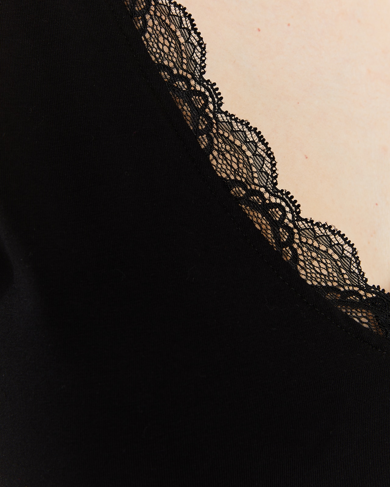 T-shirt Ajustada com Alças e Detalhe de Renda Preto-5