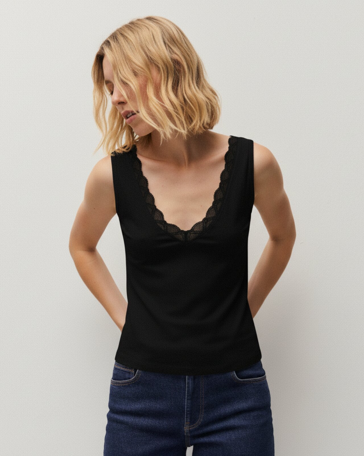 T-shirt Ajustada com Alças e Detalhe de Renda Preto-1