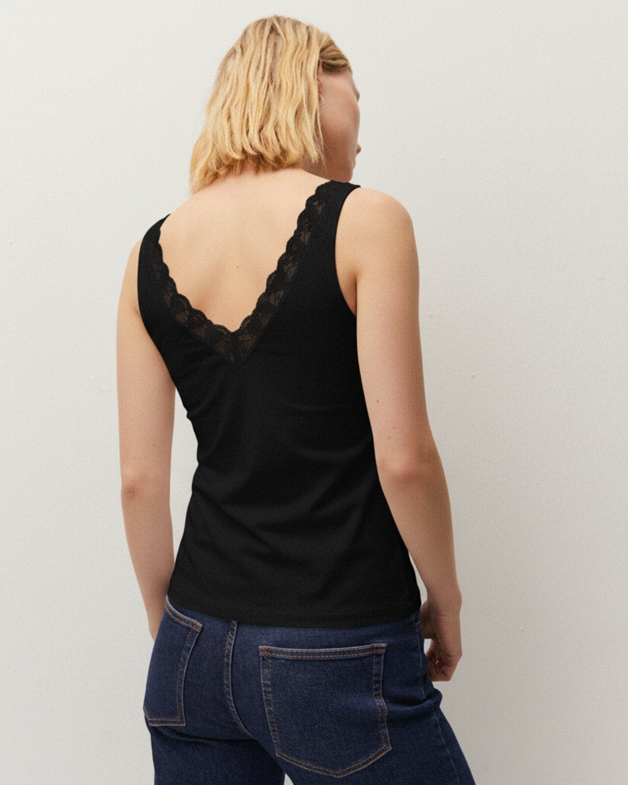 T-shirt Ajustada com Alças e Detalhe de Renda Preto-2