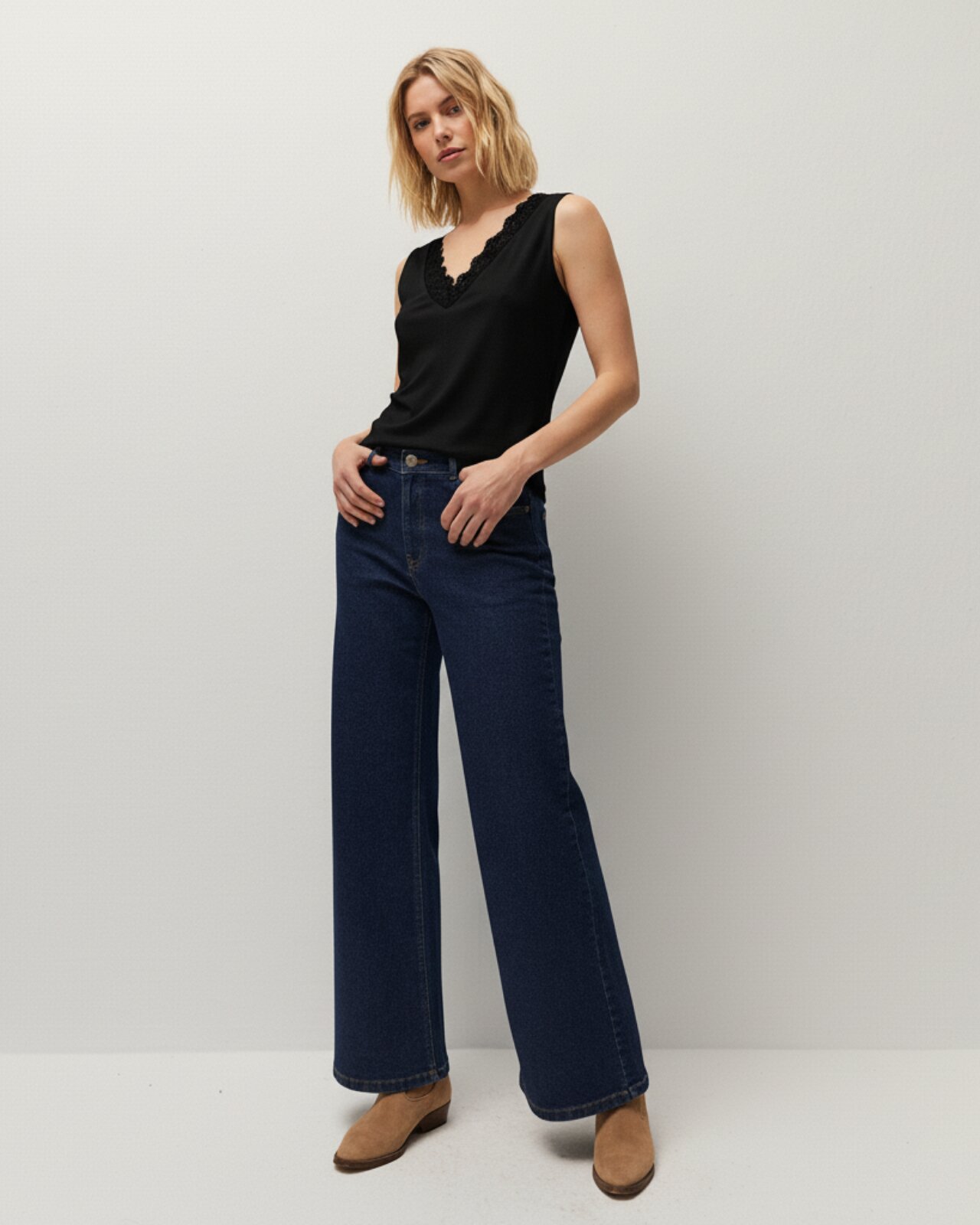 T-shirt Ajustada com Alças e Detalhe de Renda Preto-3