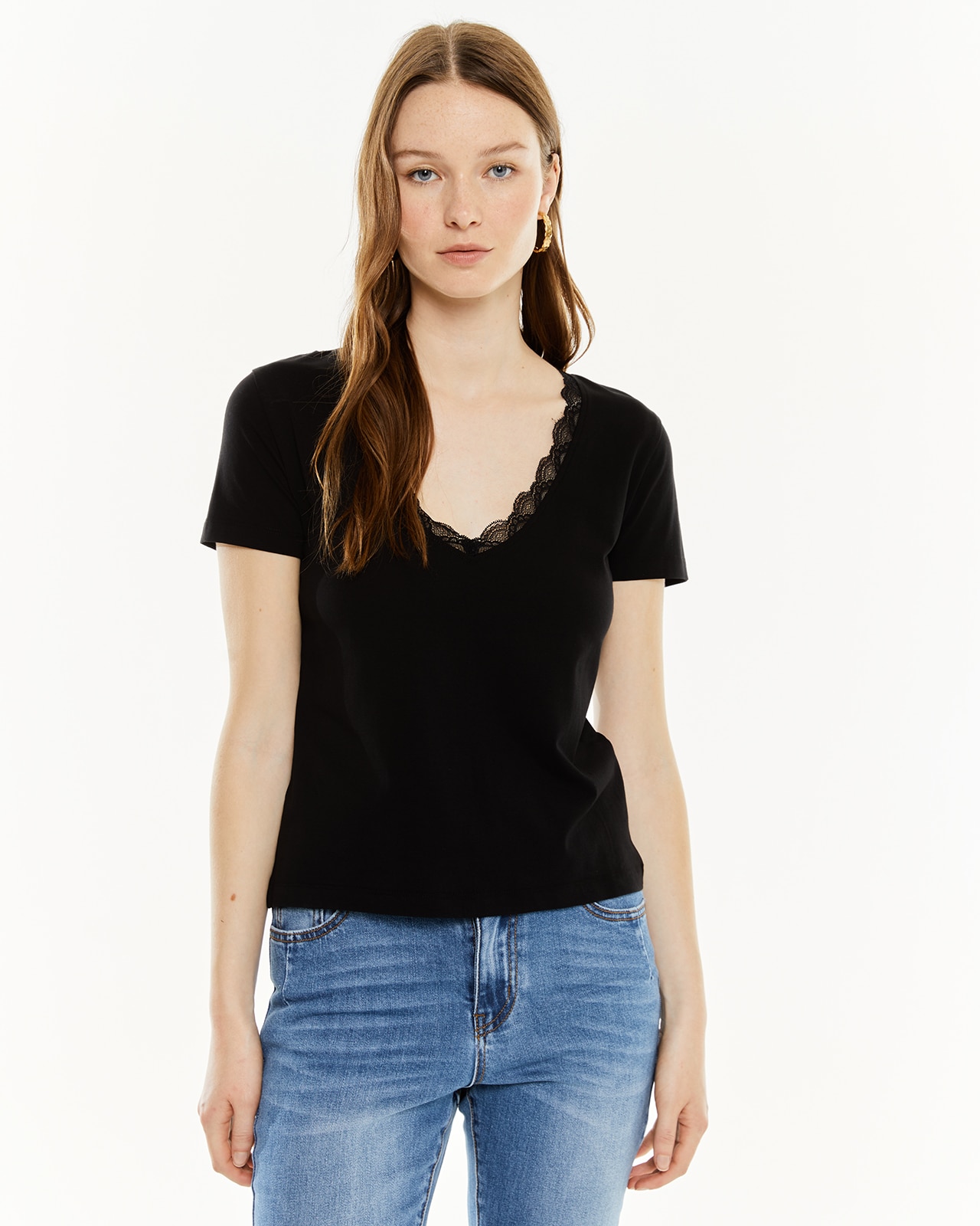 Imagem 0 de T-shirt com Detalhe de Renda e Decote em V