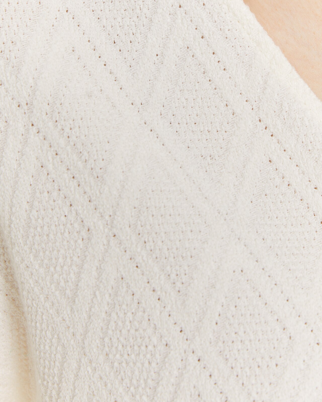 T-shirt em Tecido de Fantasia e Decote em V Branco-5