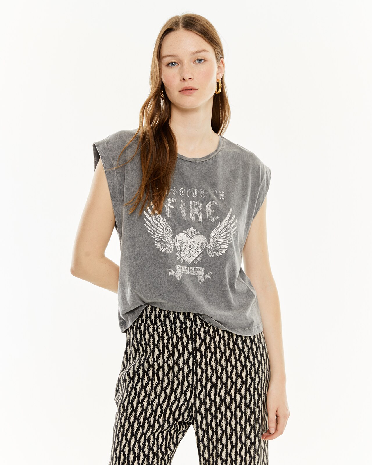 T-shirt com Tintura Efeito Desgastado e Estampado Cinzento-1