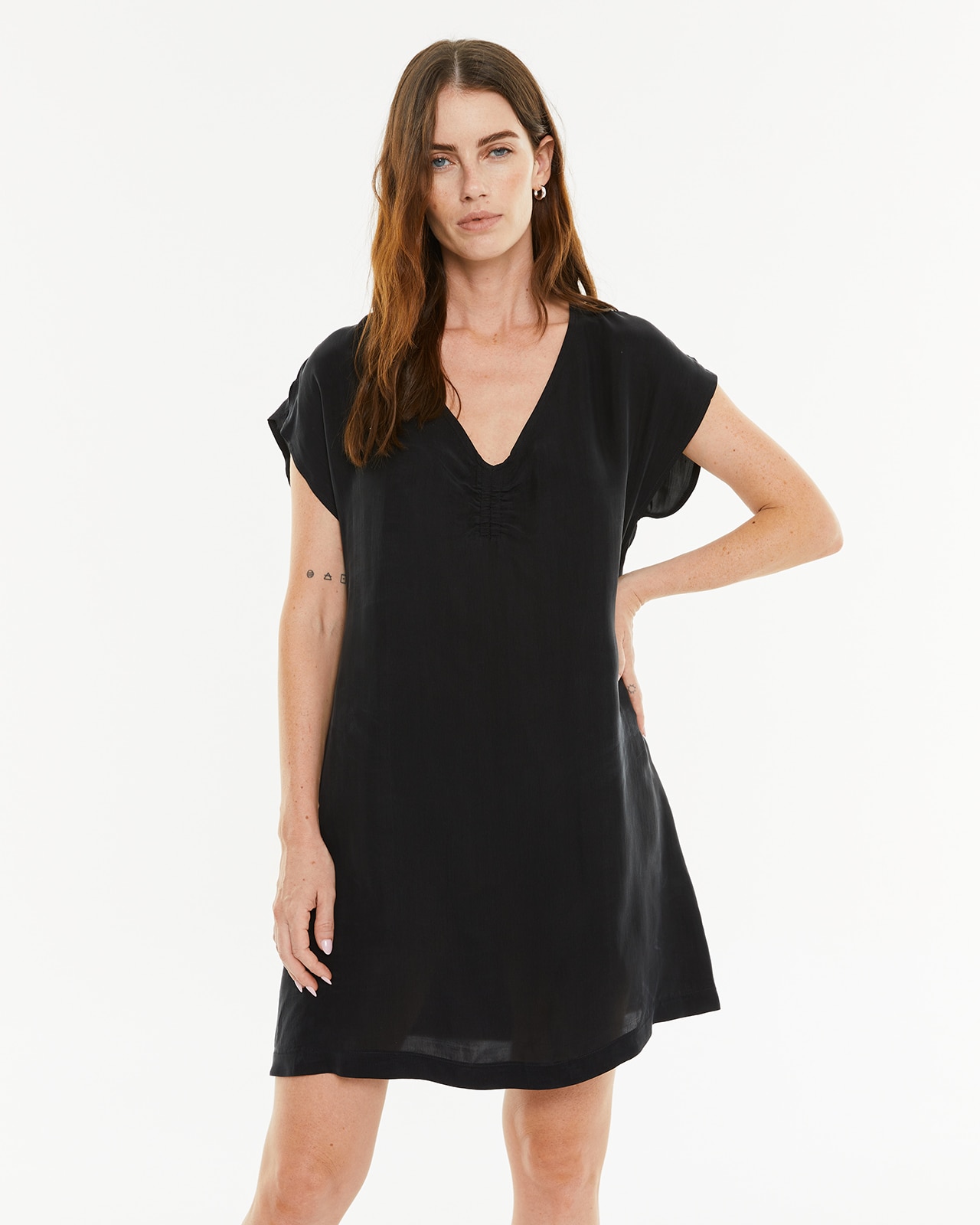 Vestido Curto em Tecido Cupro e Peça Sustentável Preto-3