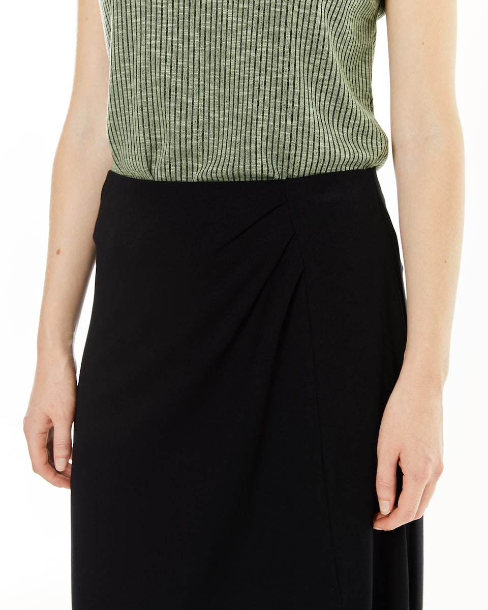 Saia Evasé com Elástico na Cintura e Abertura Frontal Preto-4