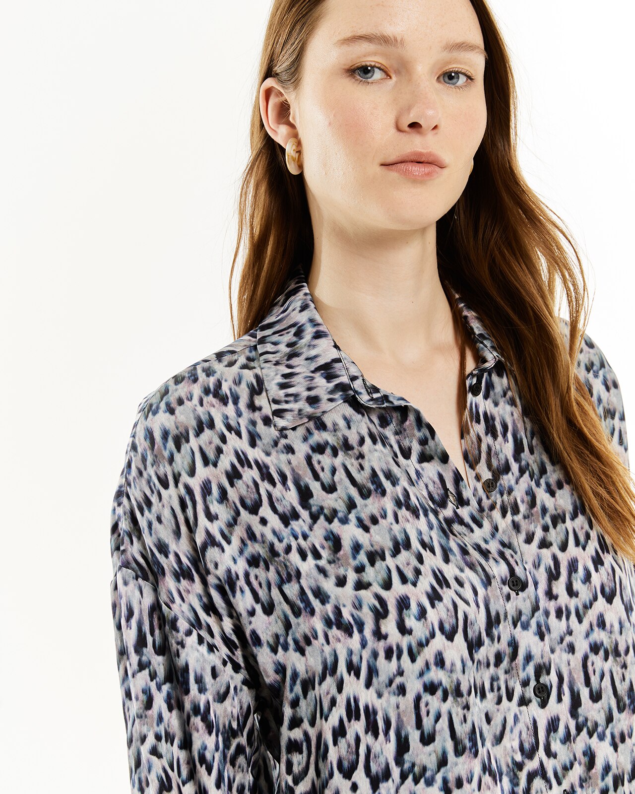 Camisa com Estampado Animal Print e Decote Camiseiro Azul / Branco-4