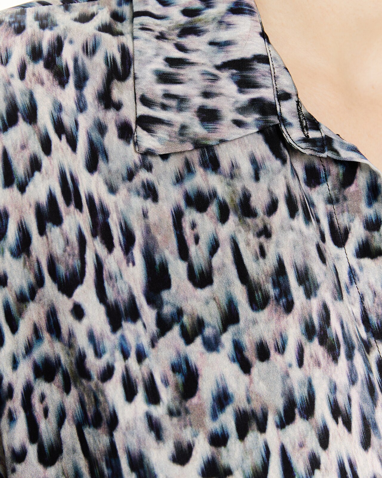Camisa com Estampado Animal Print e Decote Camiseiro Azul / Branco-5