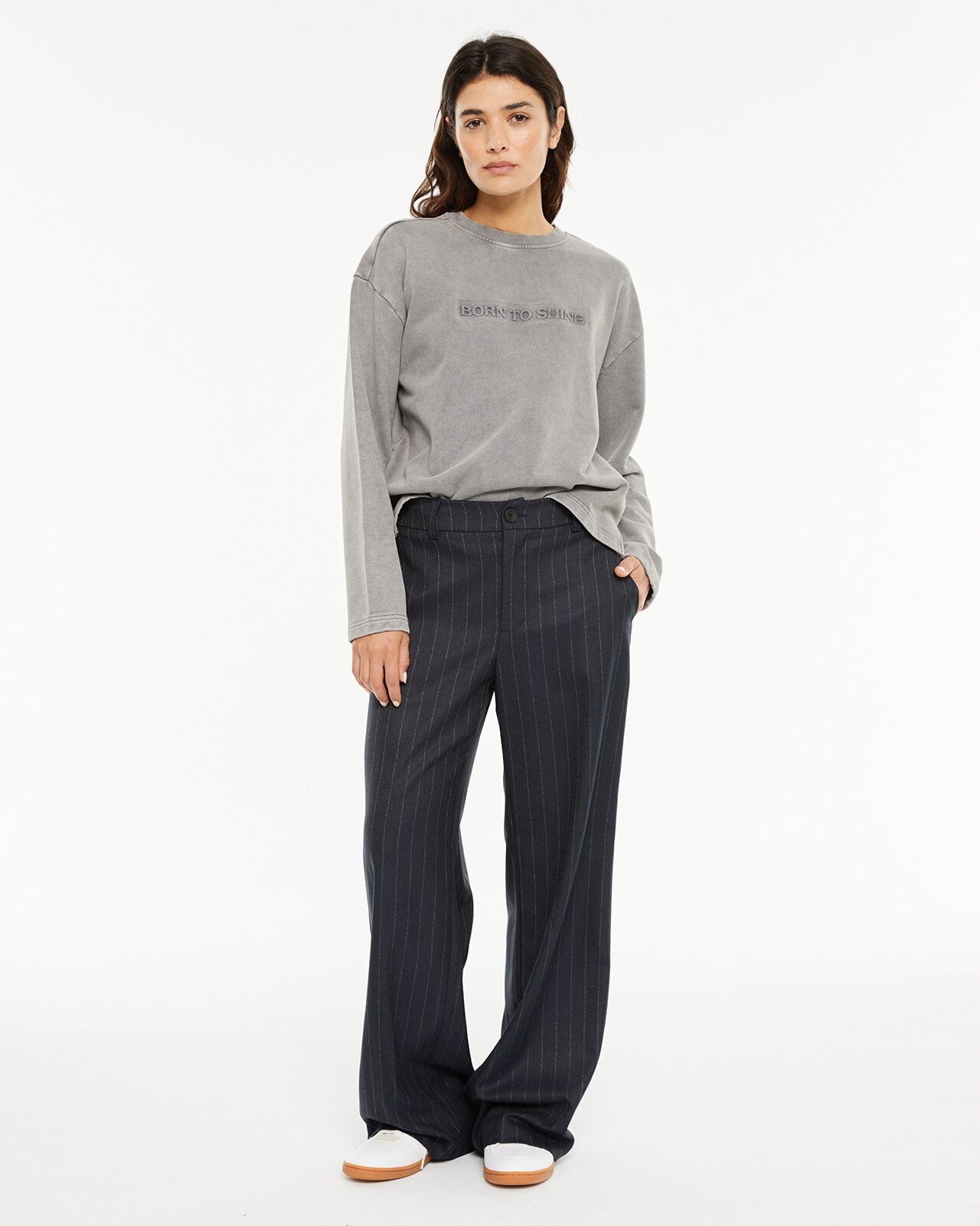 Sweatshirt com Gola Redonda e Detalhe de Mensagem na Parte Frontal Cinzento-3