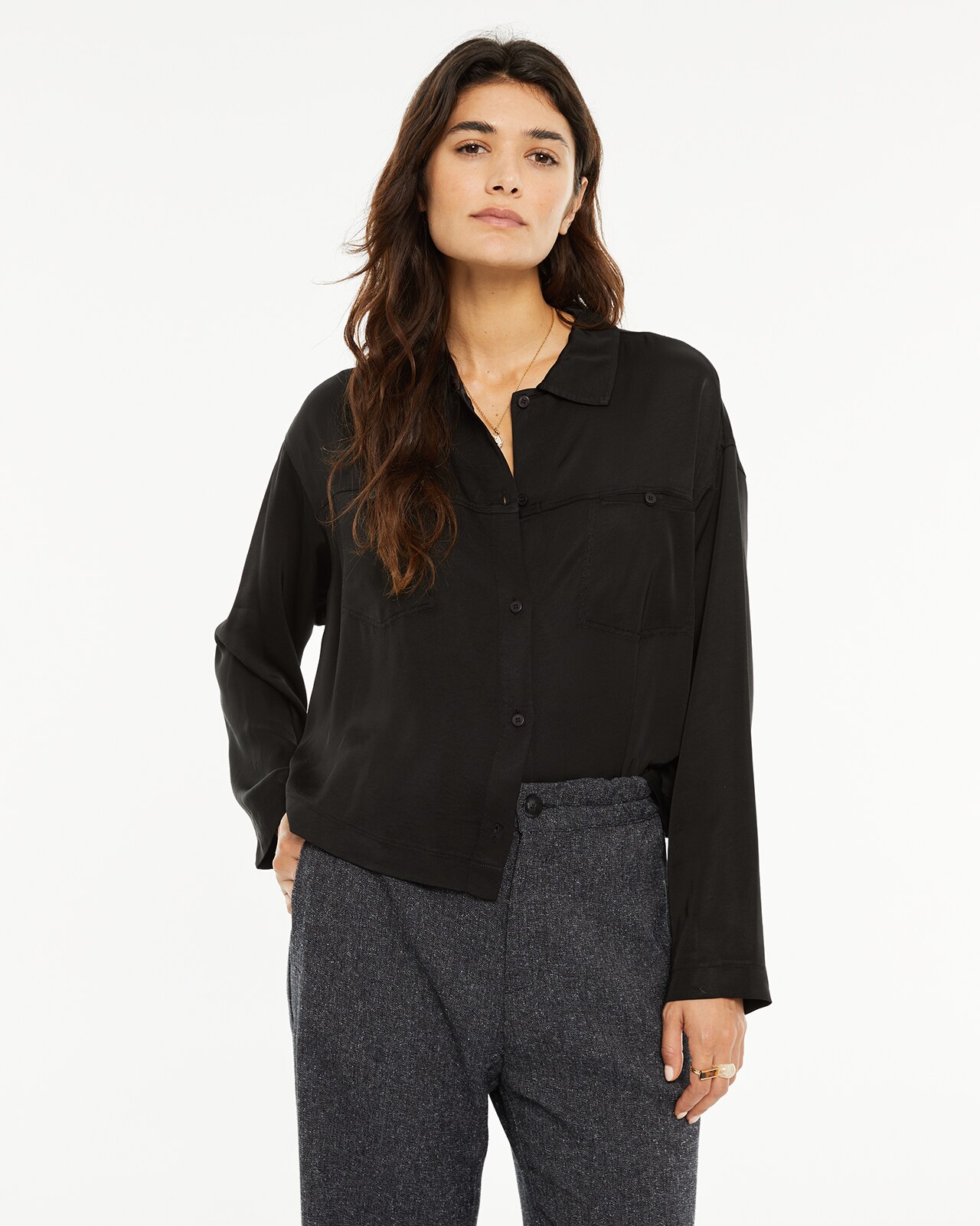 Camisa com Decote Tipo Camisa e Detalhes de Bolsos Preto-1