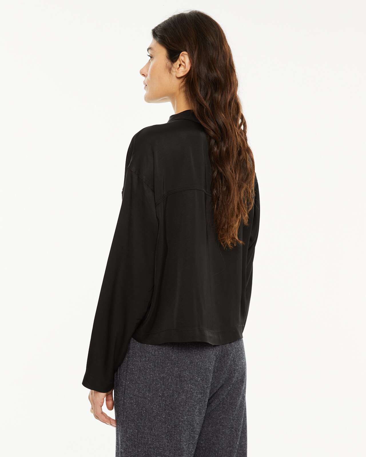Camisa com Decote Tipo Camisa e Detalhes de Bolsos Preto-2