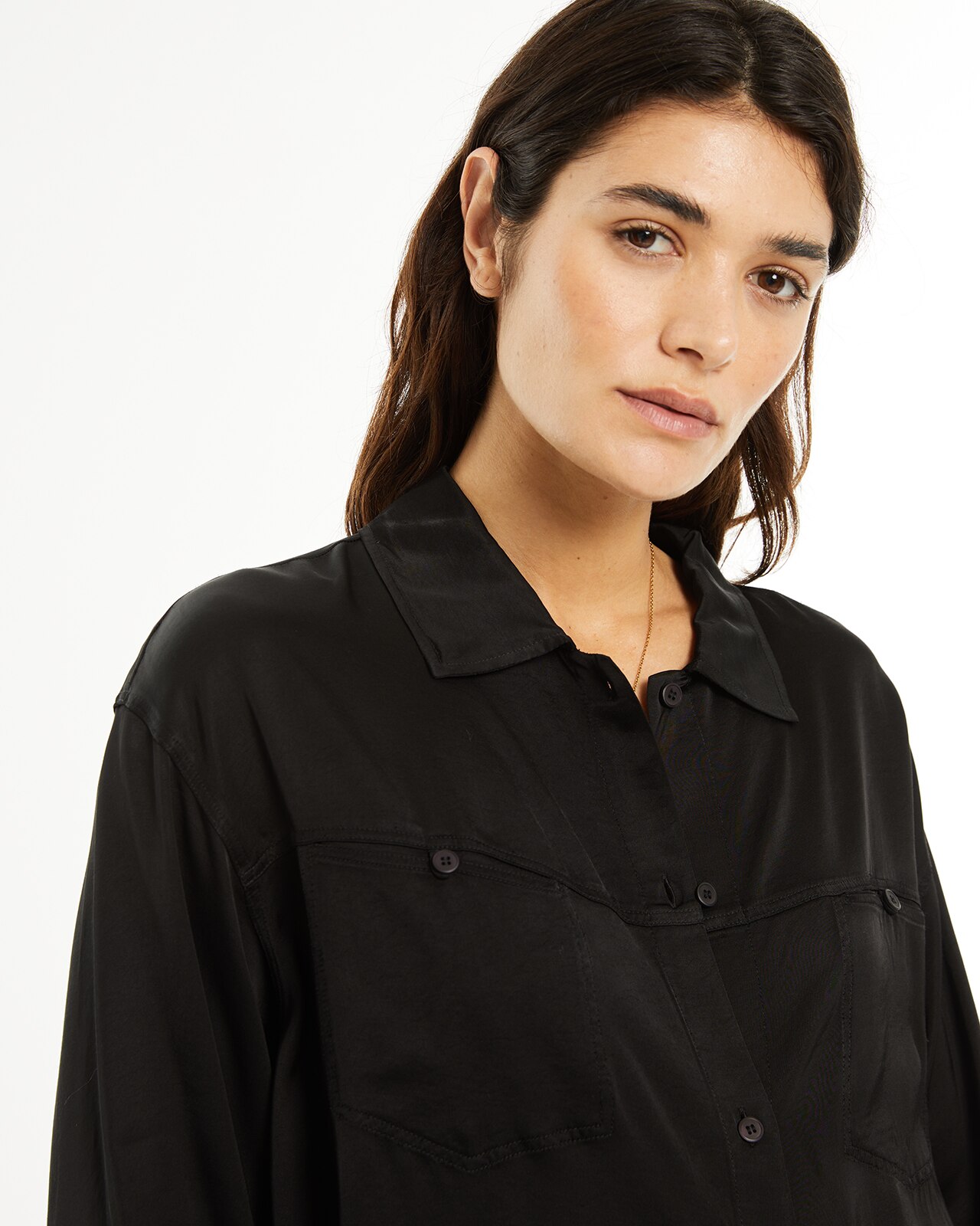 Camisa com Decote Tipo Camisa e Detalhes de Bolsos Preto-4