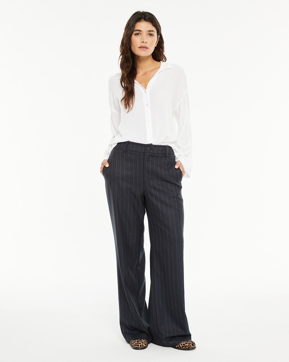 Camisa com Decote Camiseiro e Costuras no Ombro Branco-3