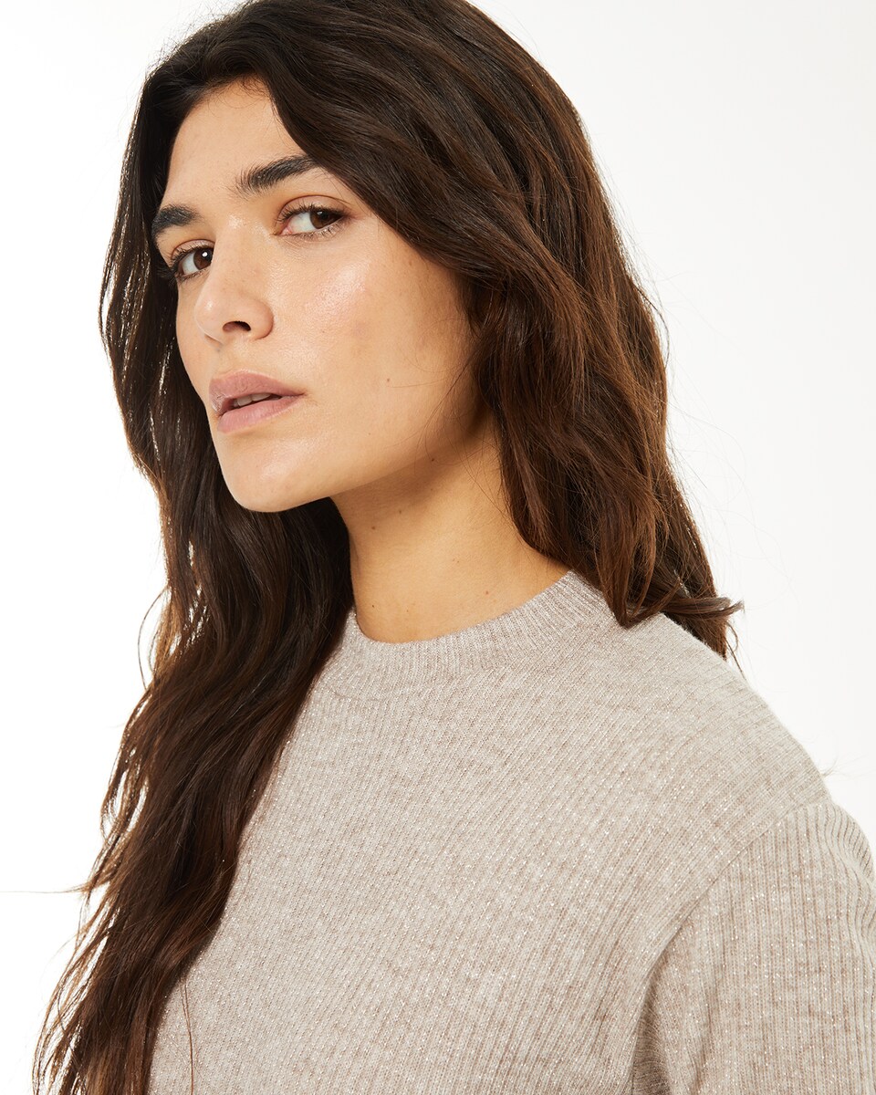 T-shirt com Tecido de Canelado com Lurex e Decote Perkins Bege-4