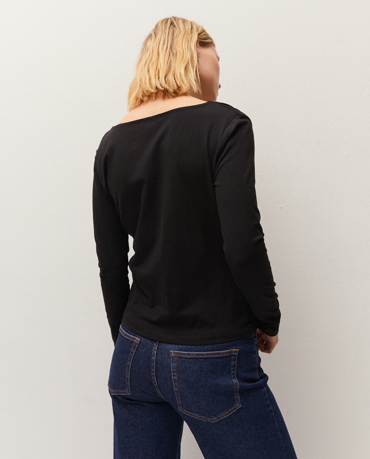 T-shirt Básica com Renda no Decote Preto-2