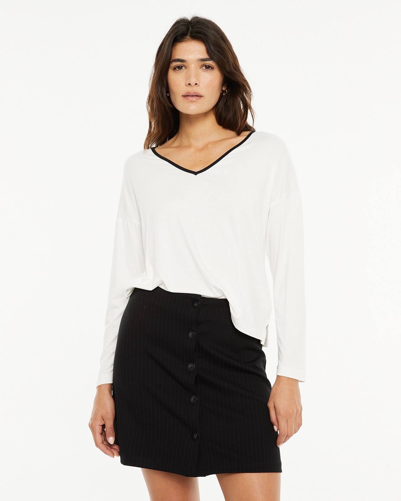 T-shirt Básica com Decote em V e Peça Sustentável Branco / Preto-1