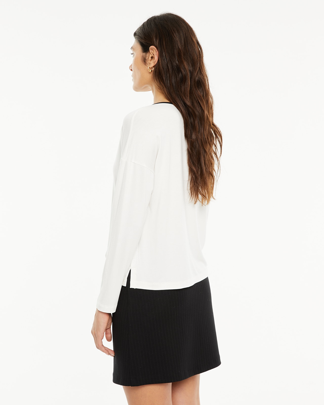 T-shirt Básica com Decote em V e Peça Sustentável Branco / Preto-2