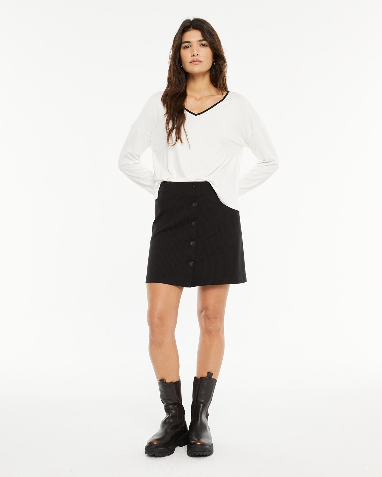 T-shirt Básica com Decote em V e Peça Sustentável Branco / Preto-3