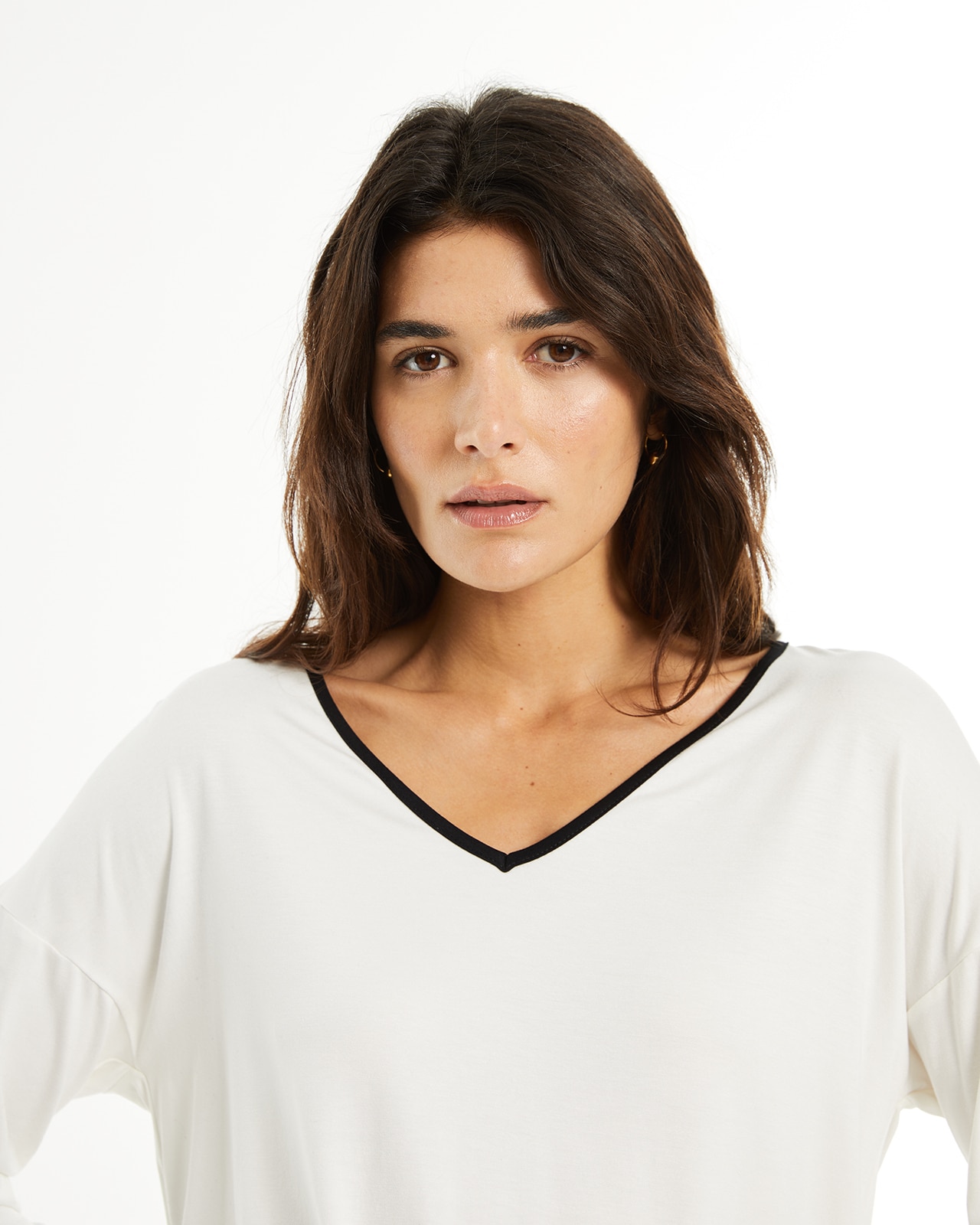T-shirt Básica com Decote em V e Peça Sustentável Branco / Preto-4