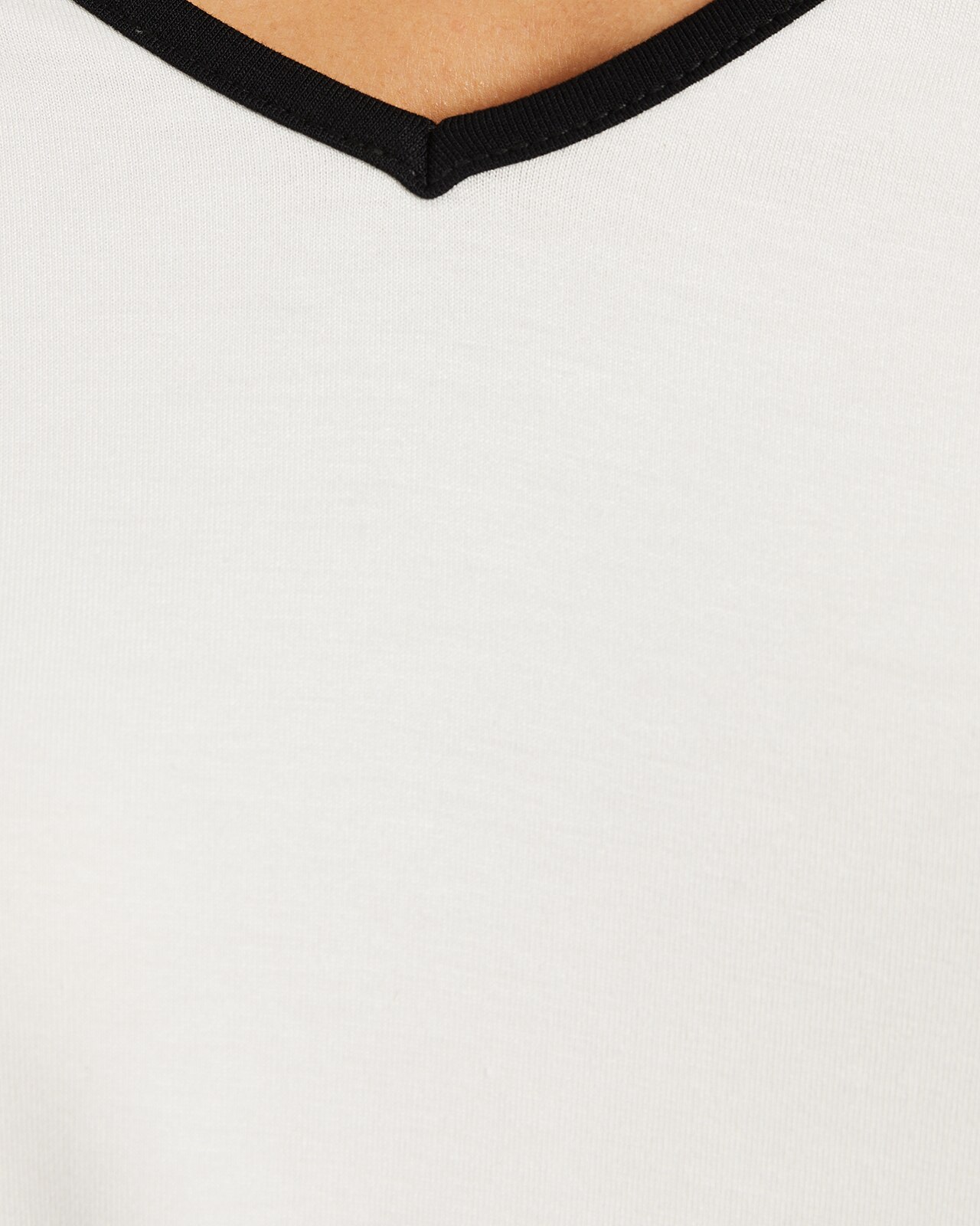 T-shirt Básica com Decote em V e Peça Sustentável Branco / Preto-5