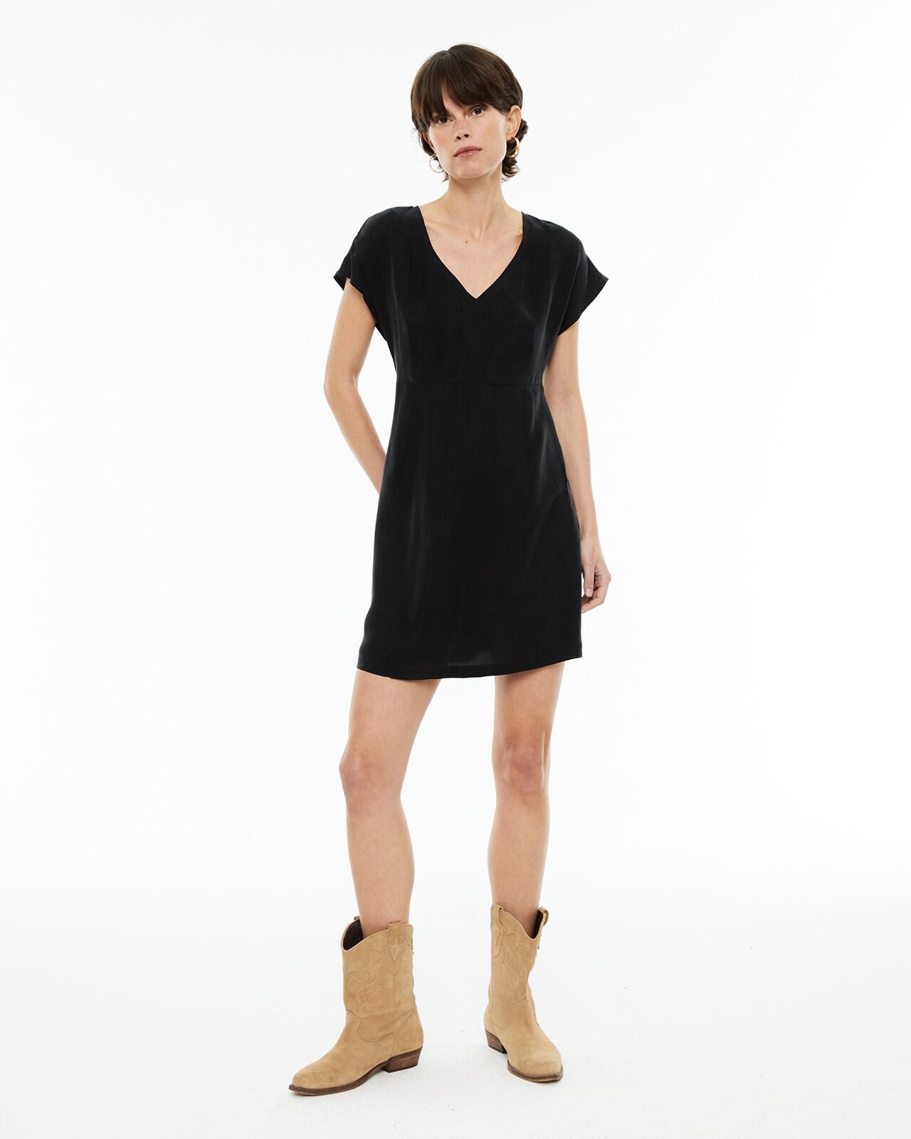 Vestido Curto de Cupro com Decote em V Preto-1