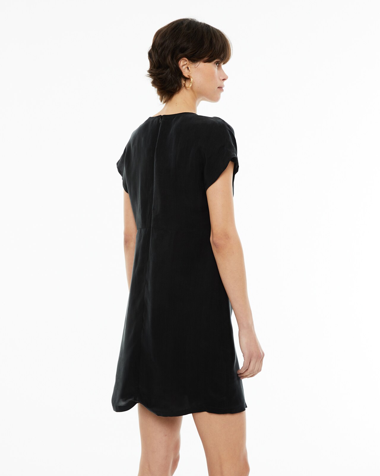 Vestido Curto de Cupro com Decote em V Preto-2