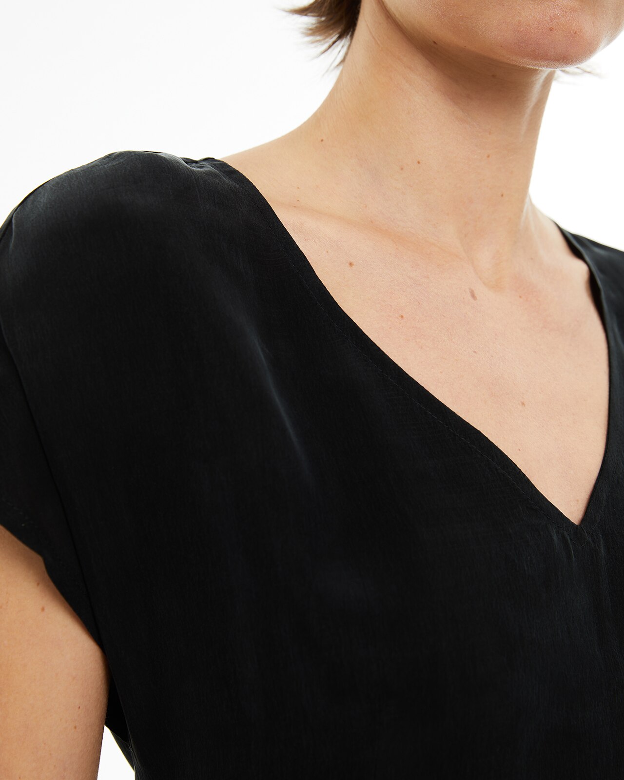 Vestido Curto de Cupro com Decote em V Preto-5