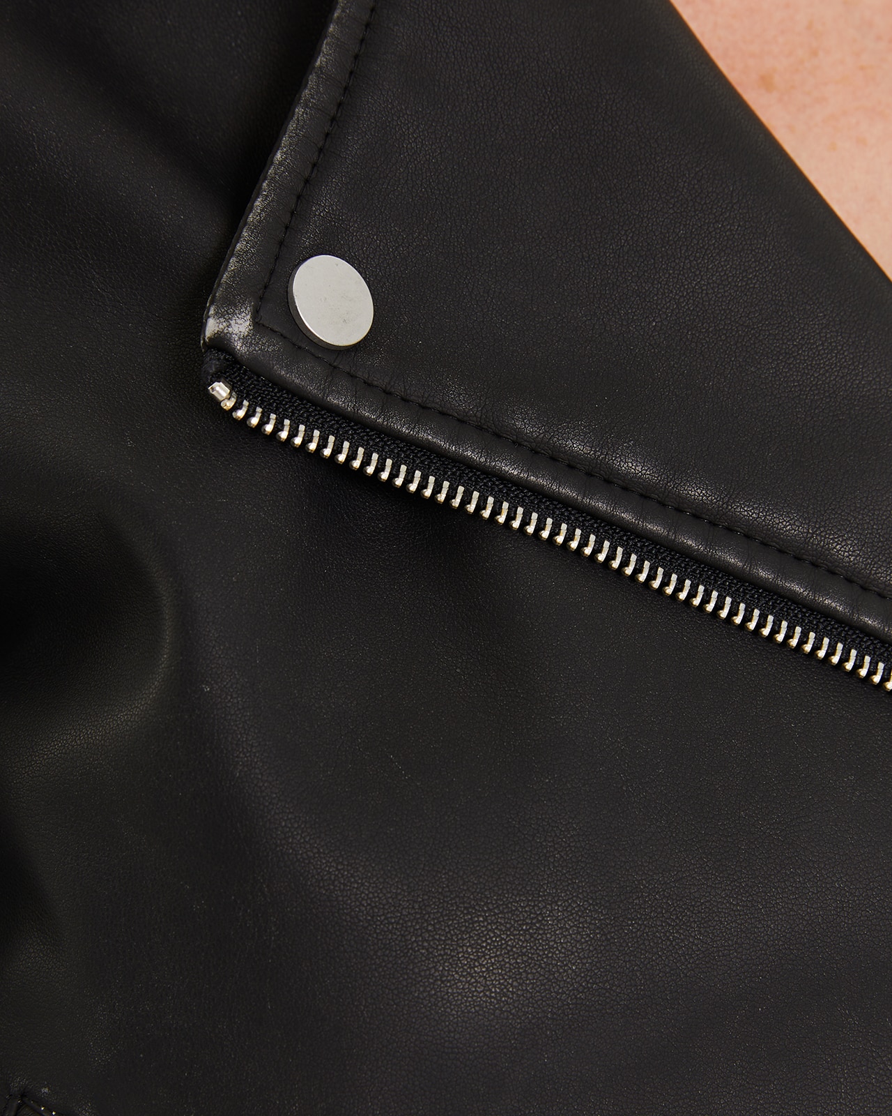 Blusão Tipo Biker Desgastado com Fechos de Correr Preto-5