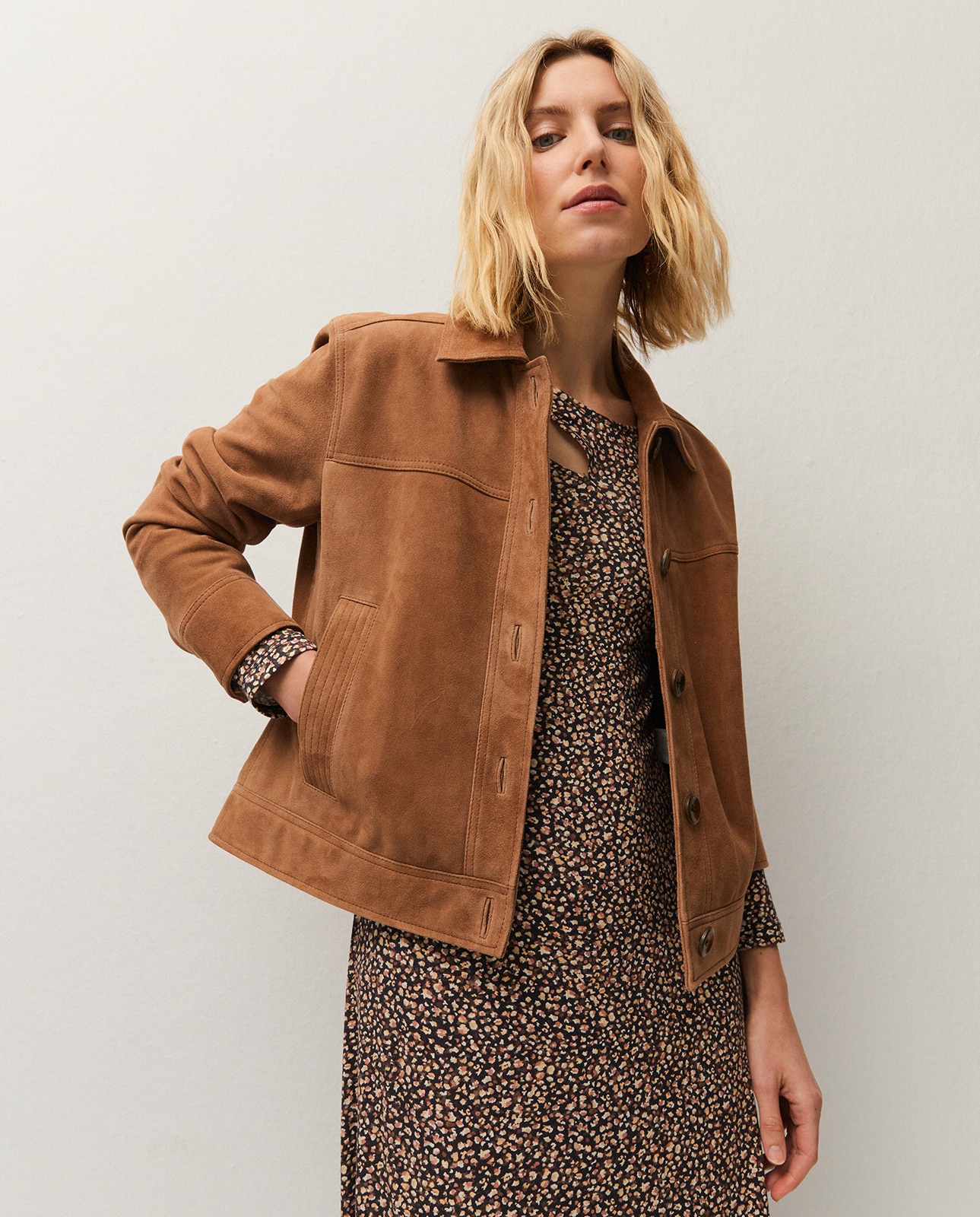 Imagem 0 de Blusão em Pele com Botões e Gola Tipo Camisa