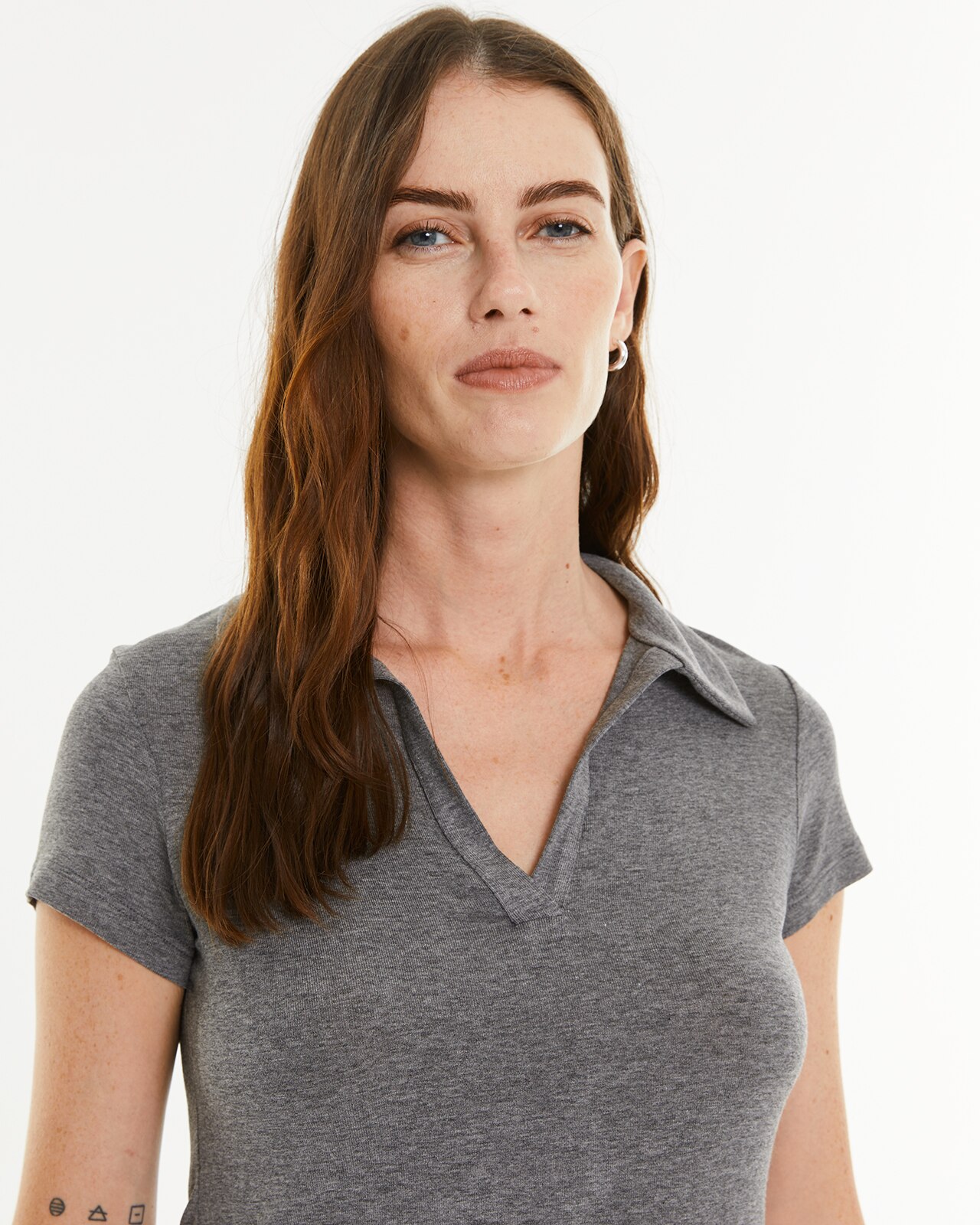 T-shirt com Decote Polo Cinzento-4