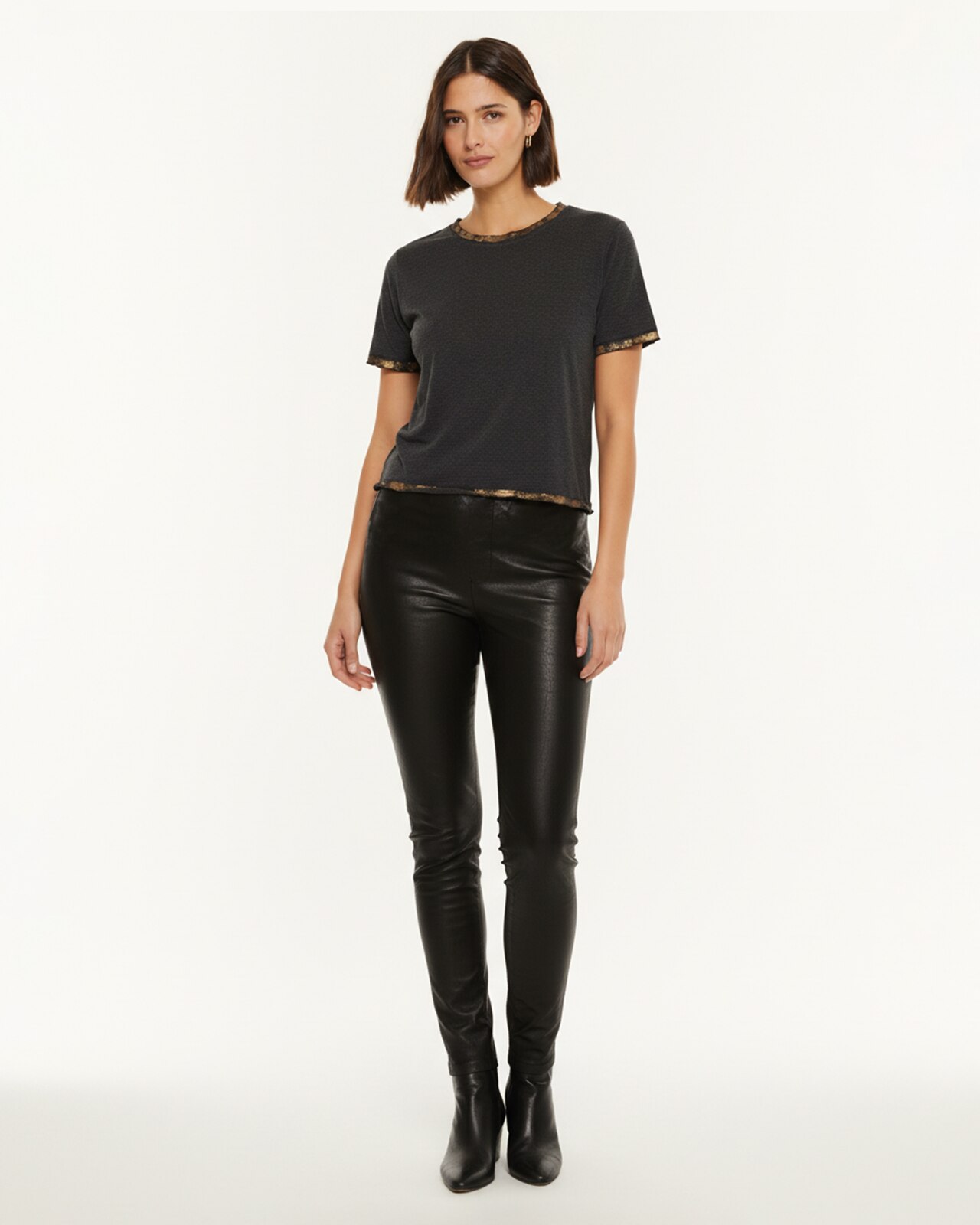 T-shirt com Detalhe de Foil no Decote e em Costura Lateral Preto-3