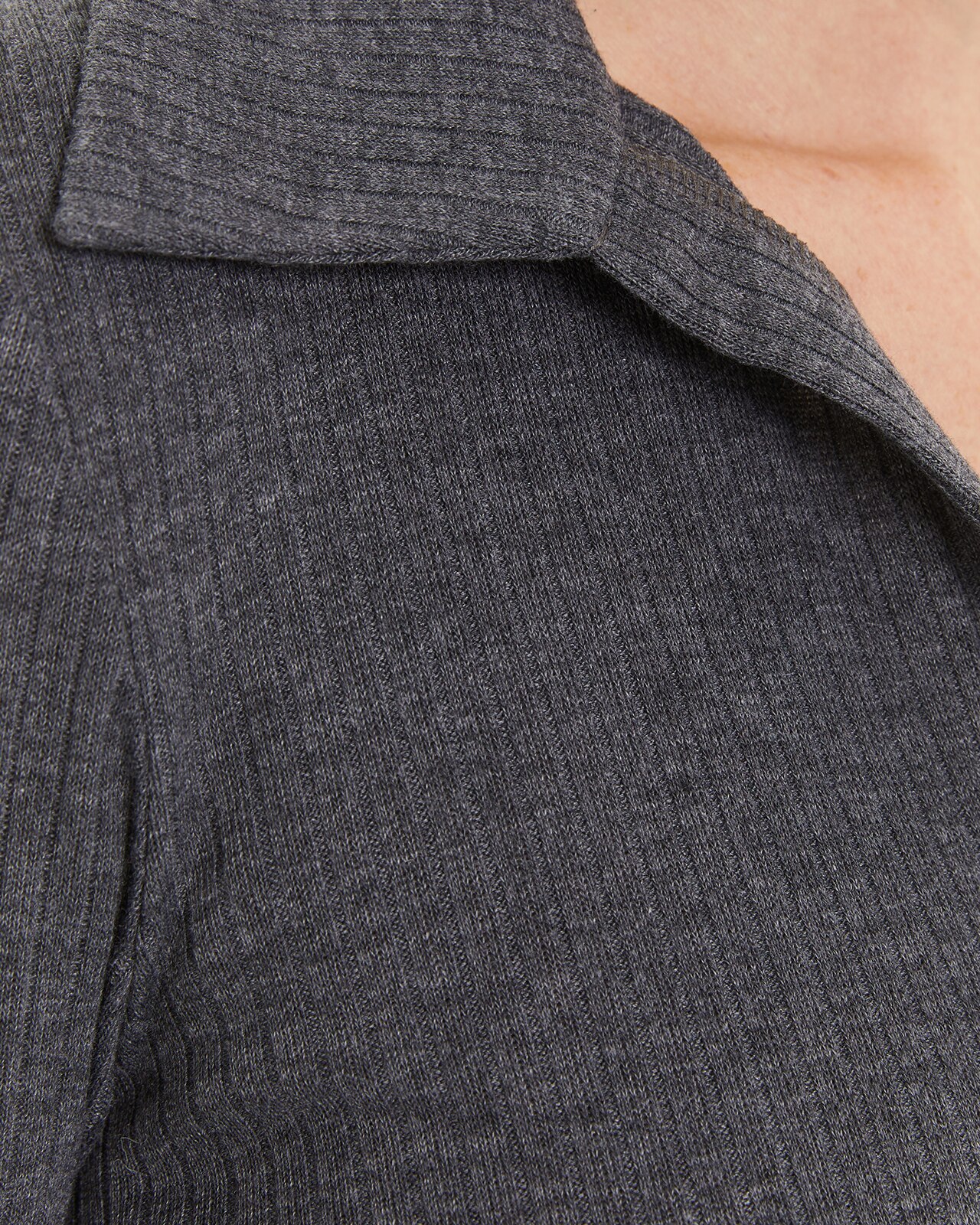 T-shirt com Decote Polo e Peça Sustentável Cinzento-5