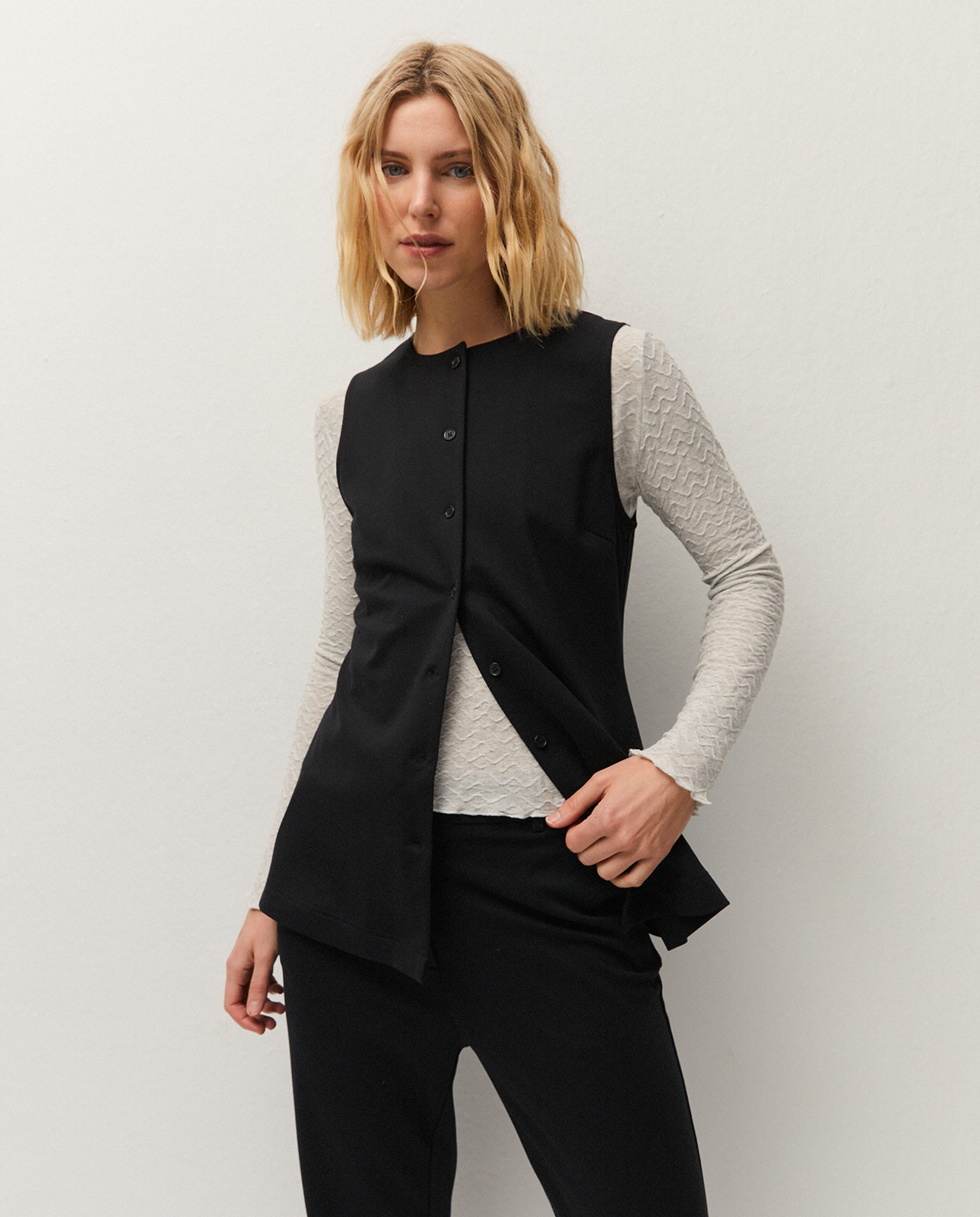 Imagem 0 de Colete Comprido com Gola Redonda e Tecido Confort