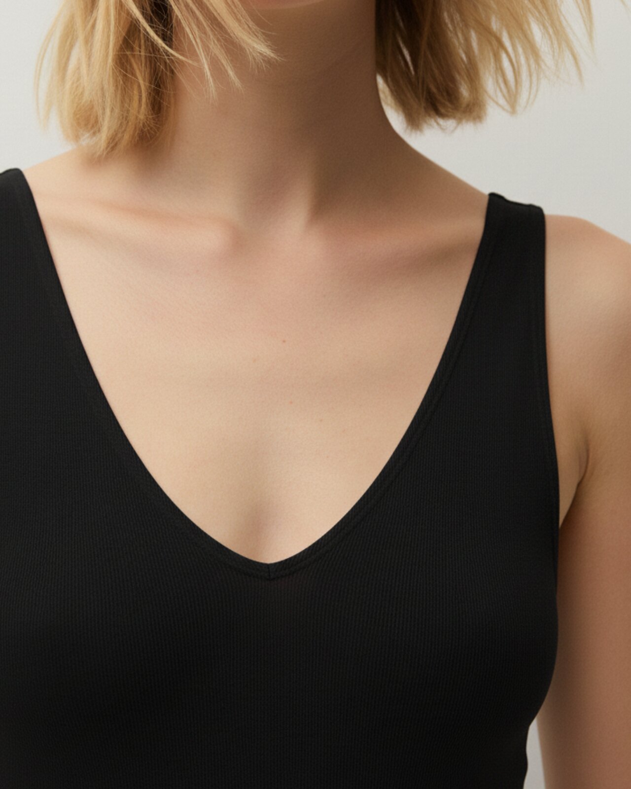 T-shirt Tipo Body com Alças Preto-5