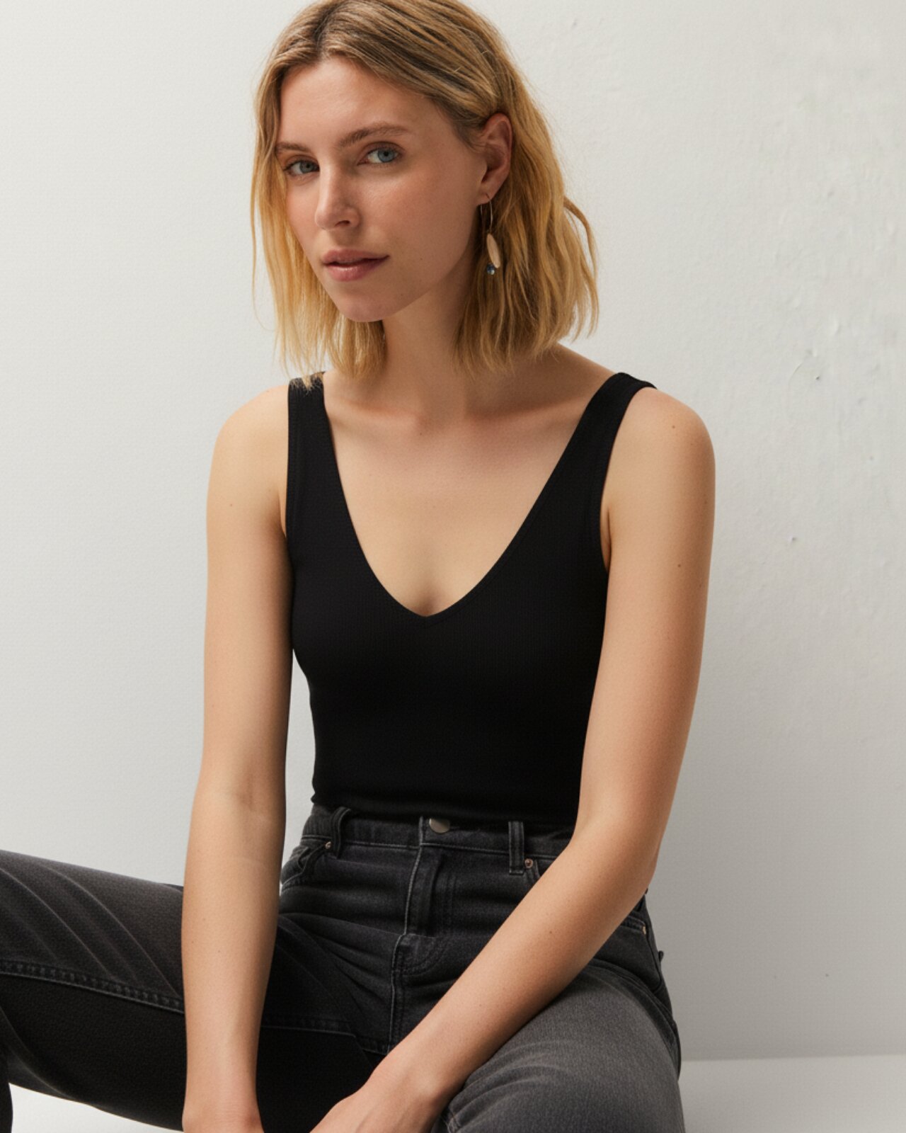 T-shirt Tipo Body com Alças Preto-4