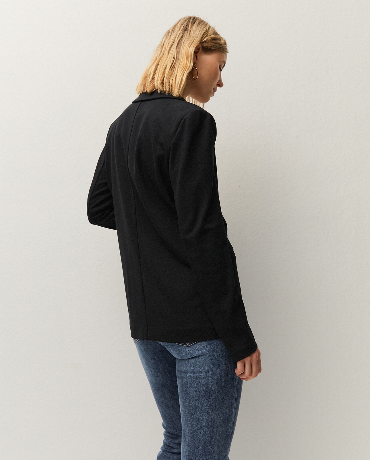 Blazer com Fecho de Botão e Bolsos Frontais Preto-2