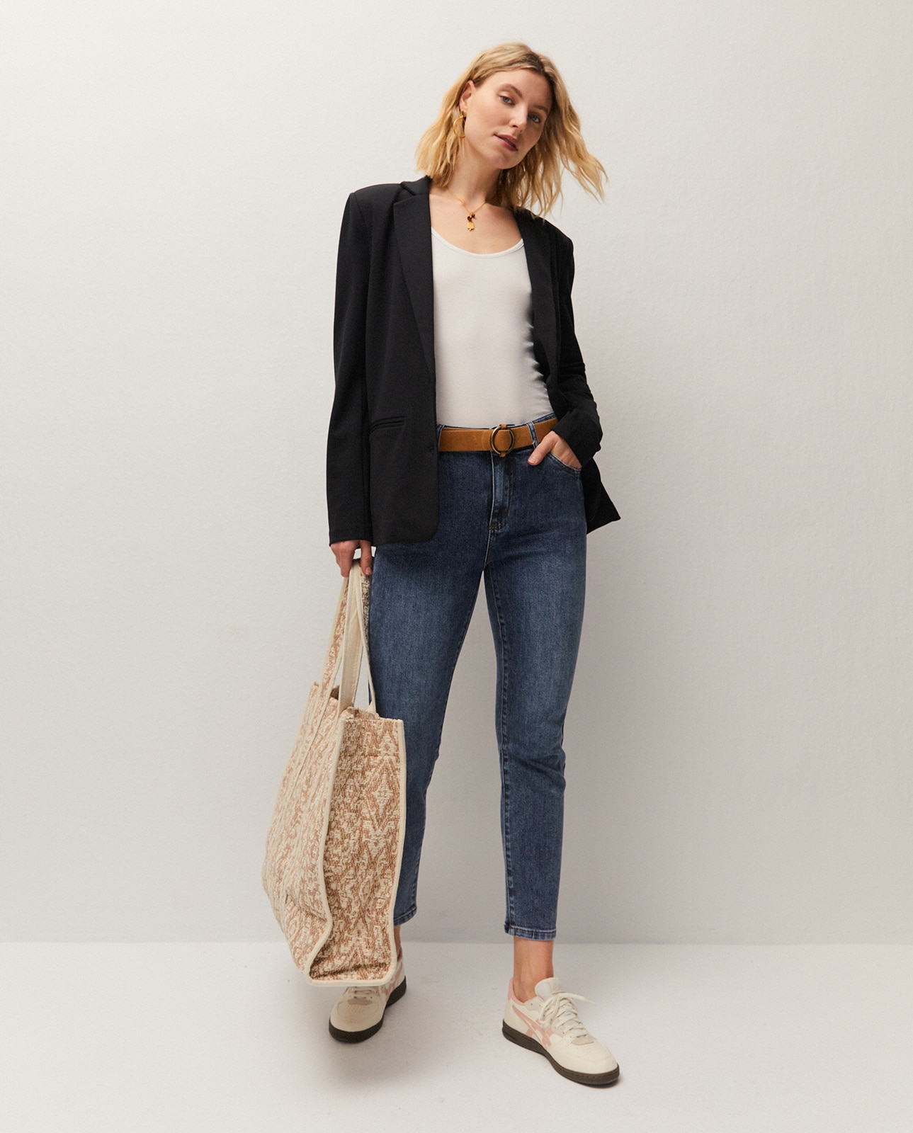 Blazer com Fecho de Botão e Bolsos Frontais Preto-3