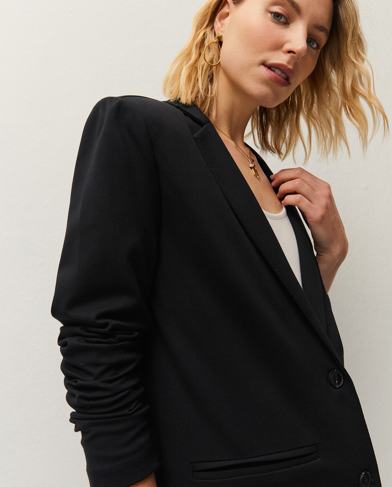 Blazer com Fecho de Botão e Bolsos Frontais Preto-4