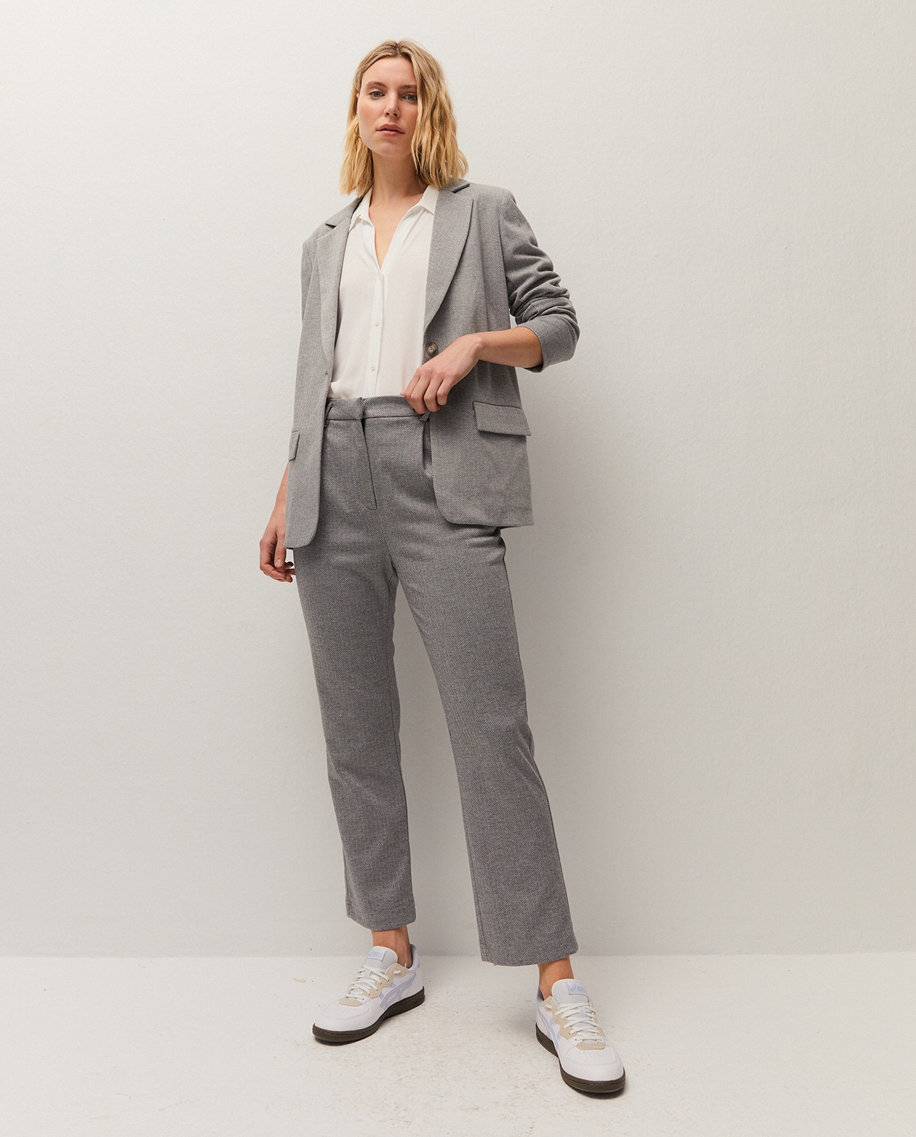 Imagem 0 de Calças Formais com Pinças na Parte Frontal e em Tecido de Espiga