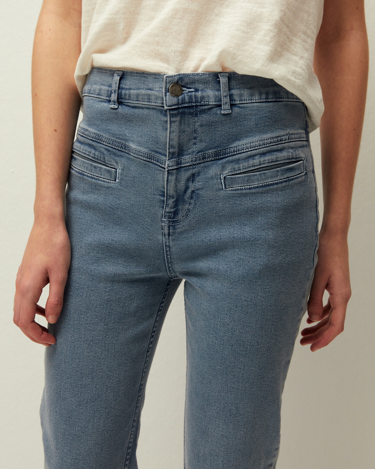 Calças Jeans Retas com Detalhe de Bolsos de Vivo na Parte Frontal Azul-claro-4