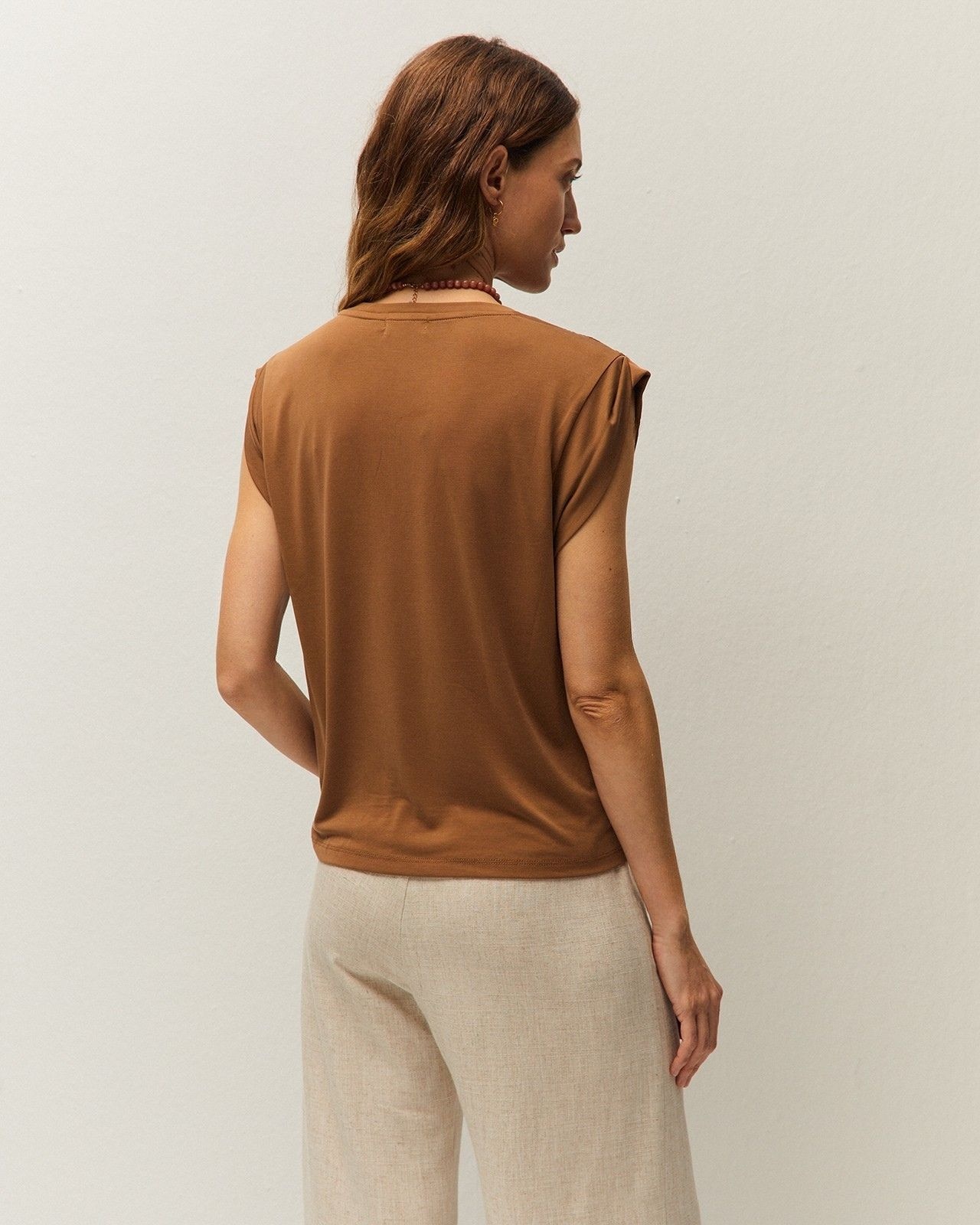 T-shirt em Tecido Modal com Detalhe no Ombro Camel-2
